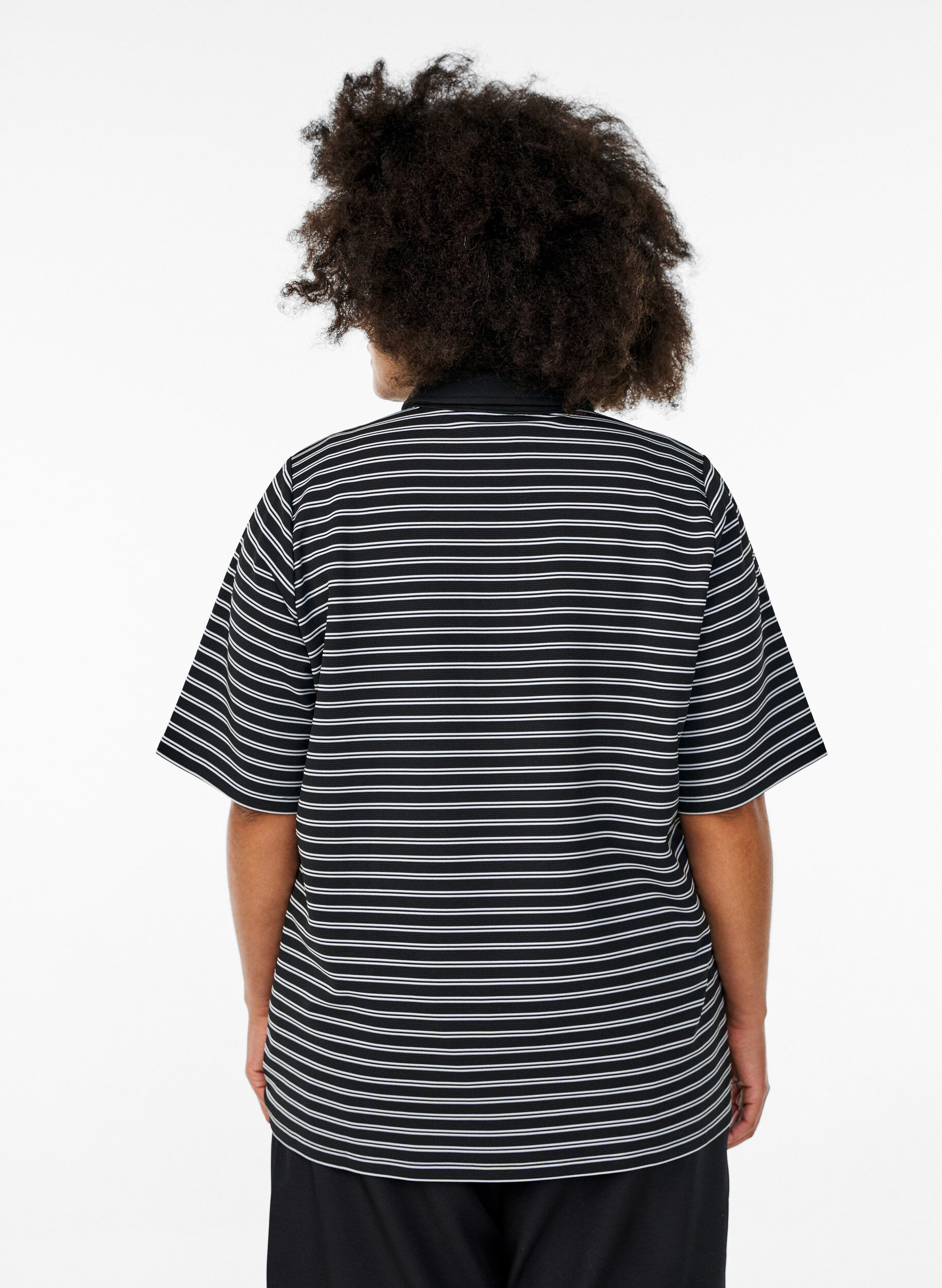 Zizzi Koszulka polo w paski z kr&oacute;tkim rekawem i zamkiem blyskawicznym, Czarne, Model image number 2