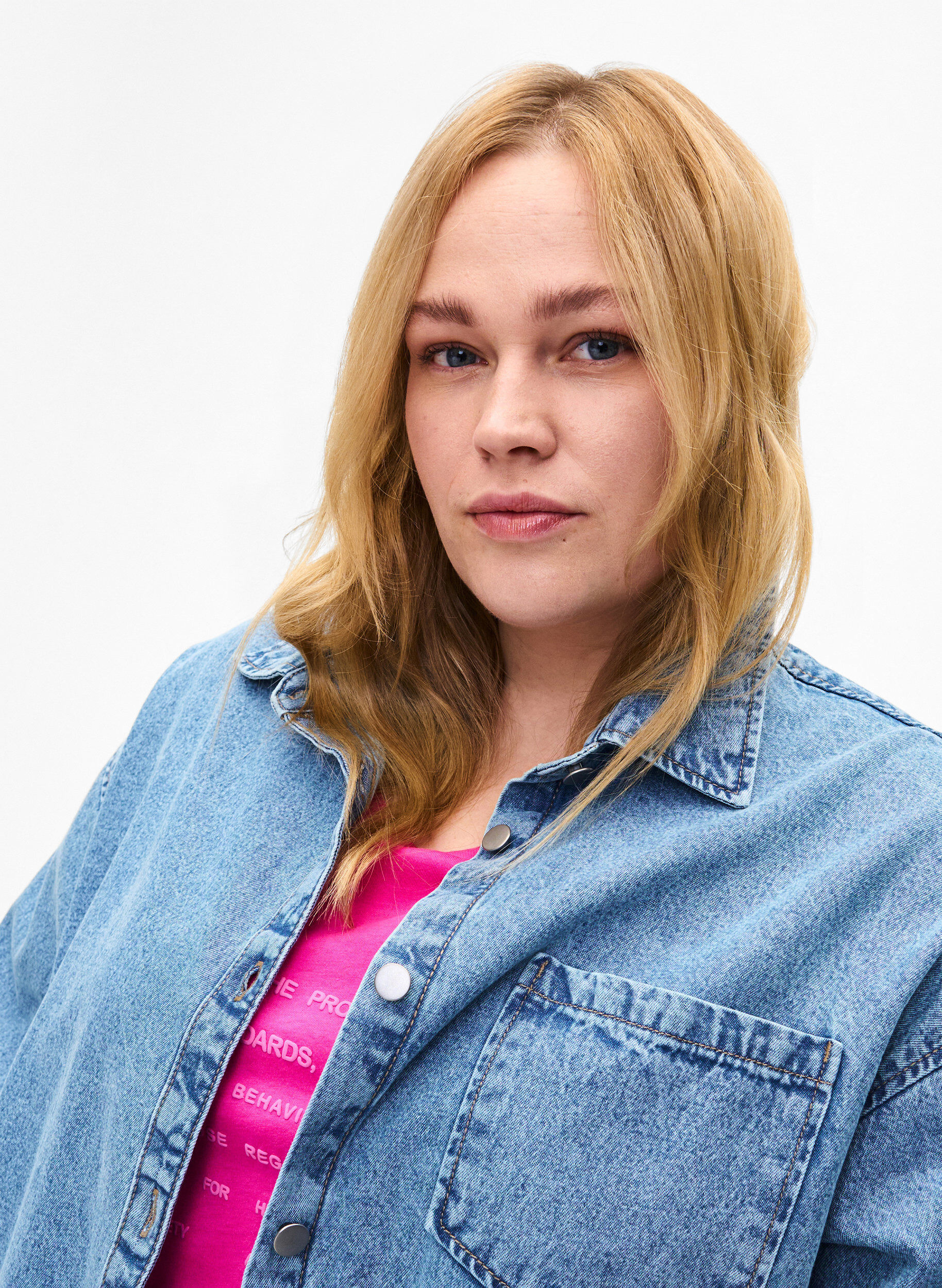 Zizzi Luzna koszula dzinsowa z kieszenia na piersi, Light blue denim, Model image number 2