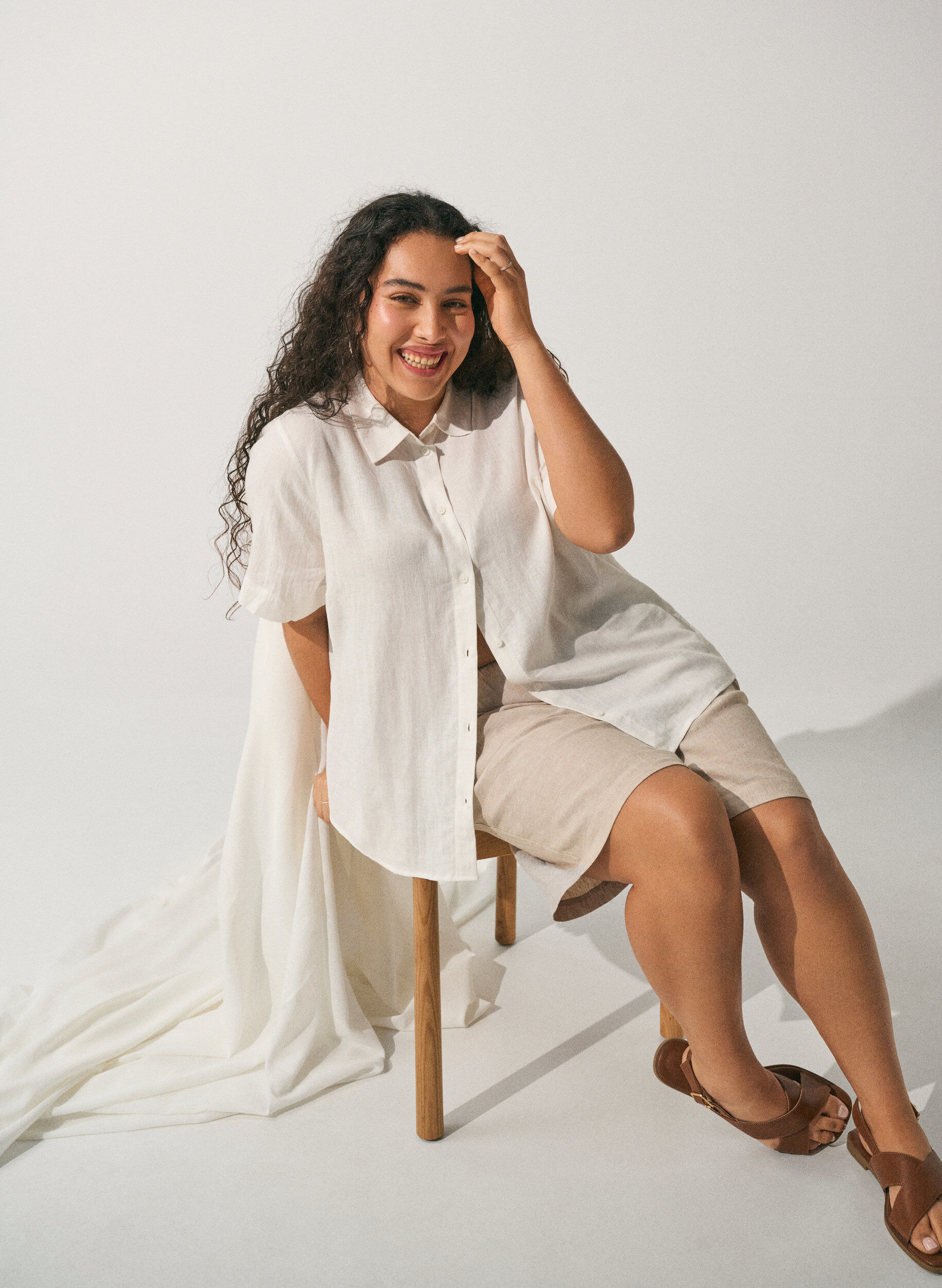 Szorty z lnu i wiskozy z wysokim stanem