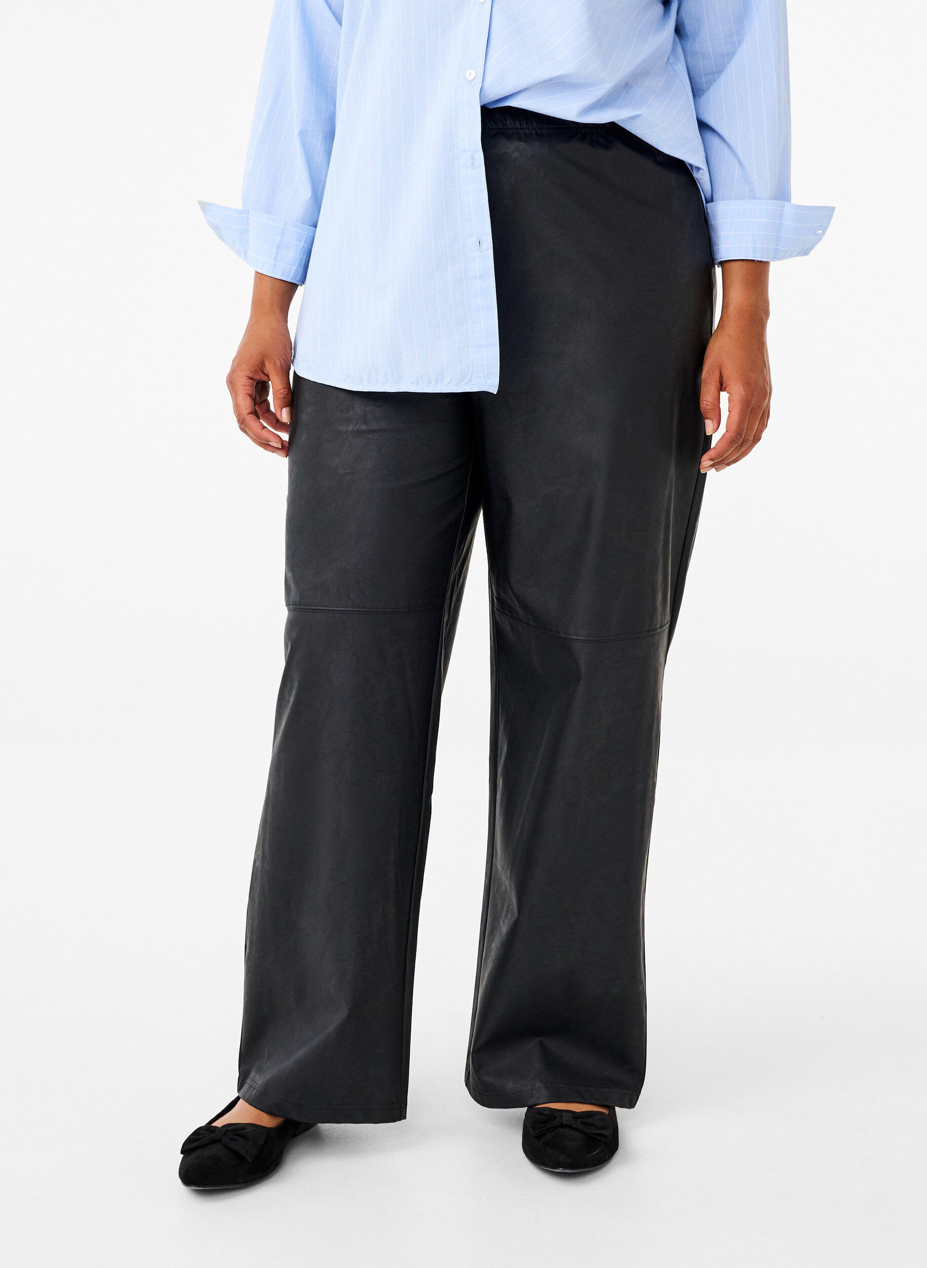 Zizzi Luzne spodnie ze sztucznej sk&oacute;ry z elastycznym paskiem, Black, Model image number 2