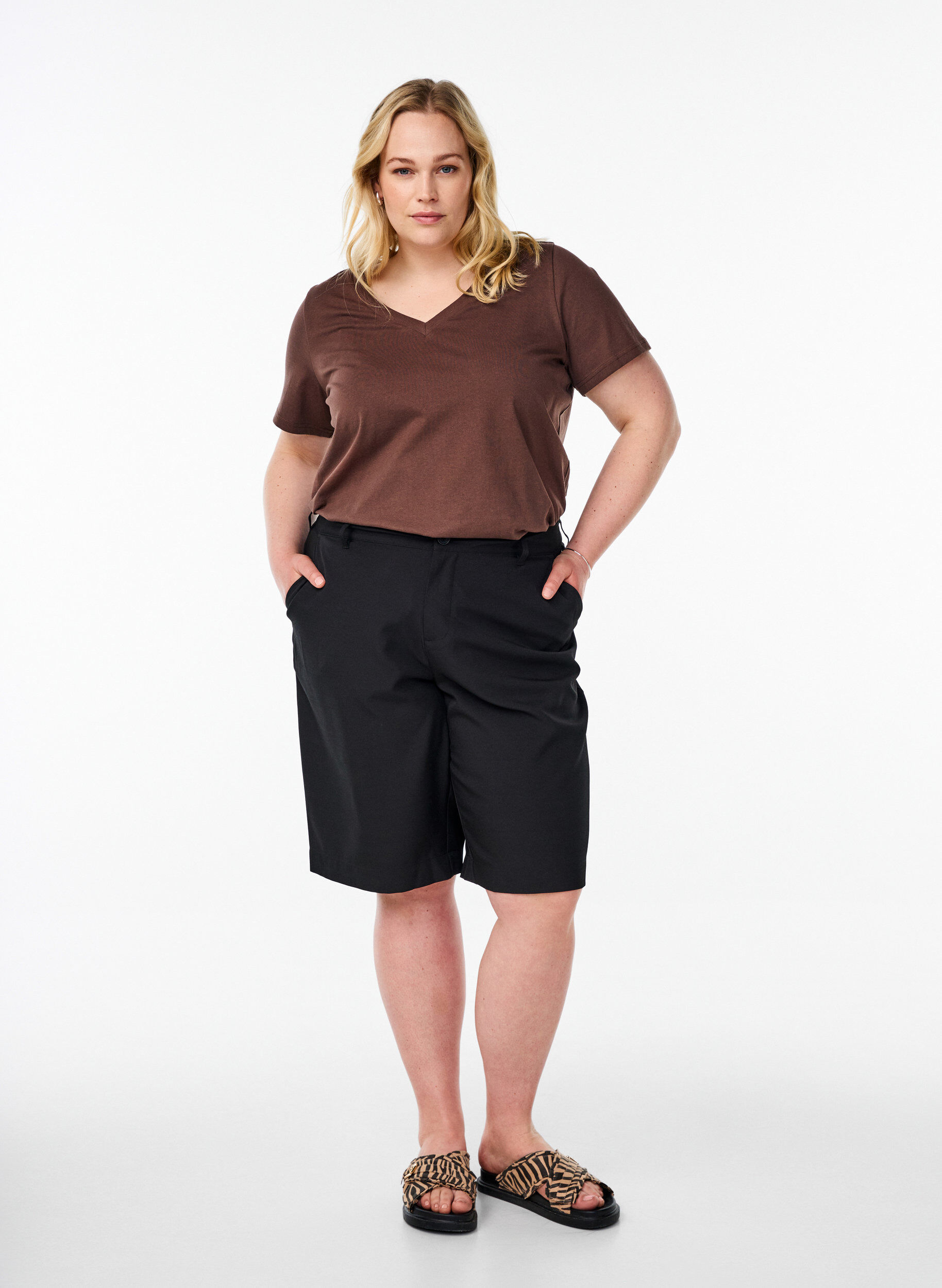 Zizzi Podstawowy bawelniany t-shirt z dekoltem w szpic, Brązowy, Model image number 1