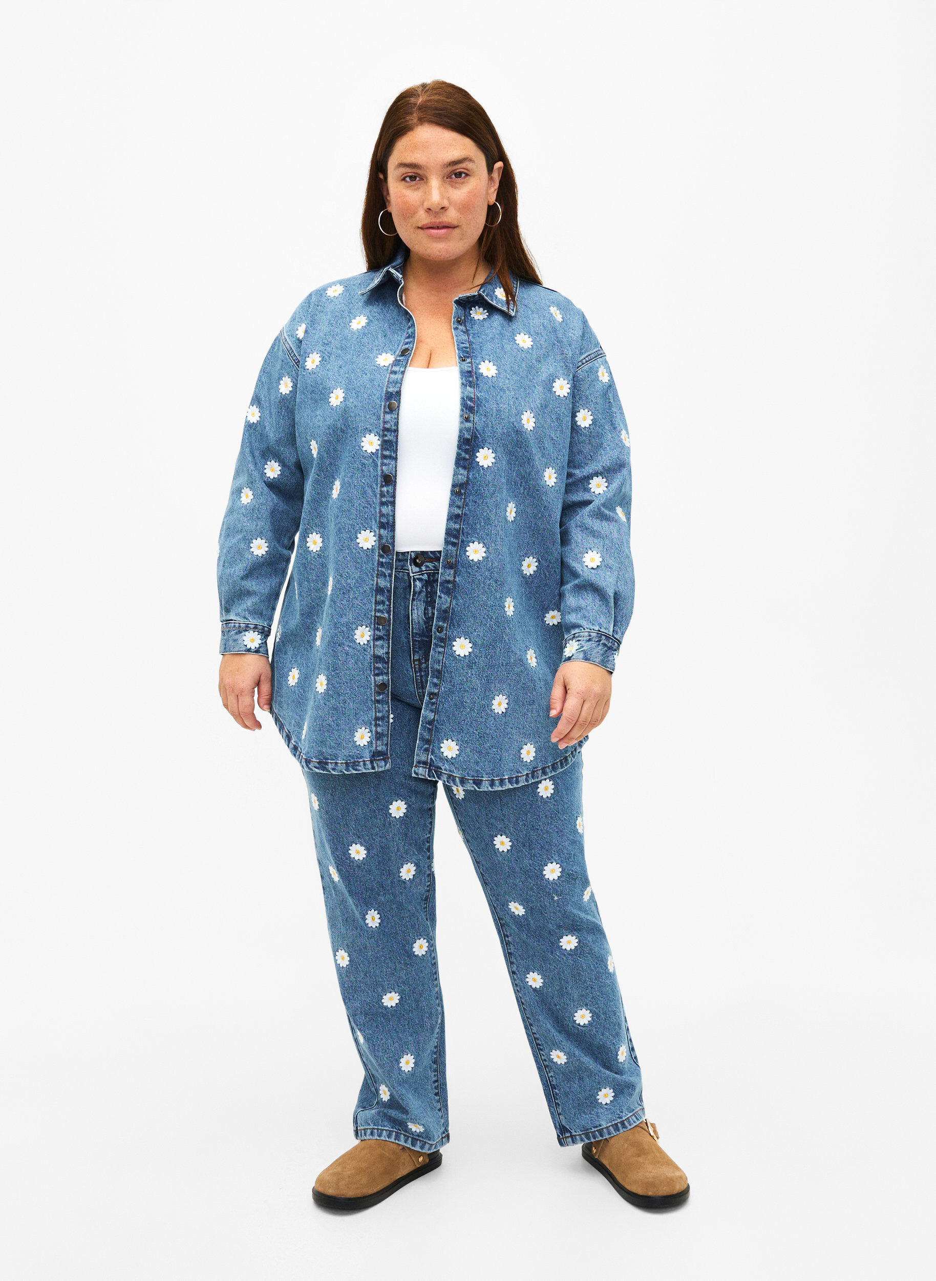 Zizzi Luzna jeansowa koszula z&nbsp;haftowanymi stokrotkami, L.B. Flower, Model image number 2