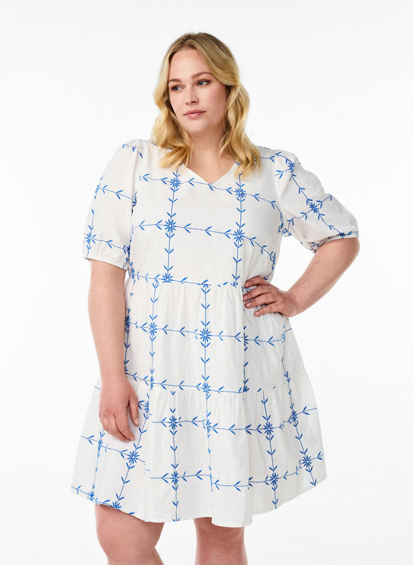 Krótka sukienka z dekoltem w szpic i haftem, Biały, Model image number 0