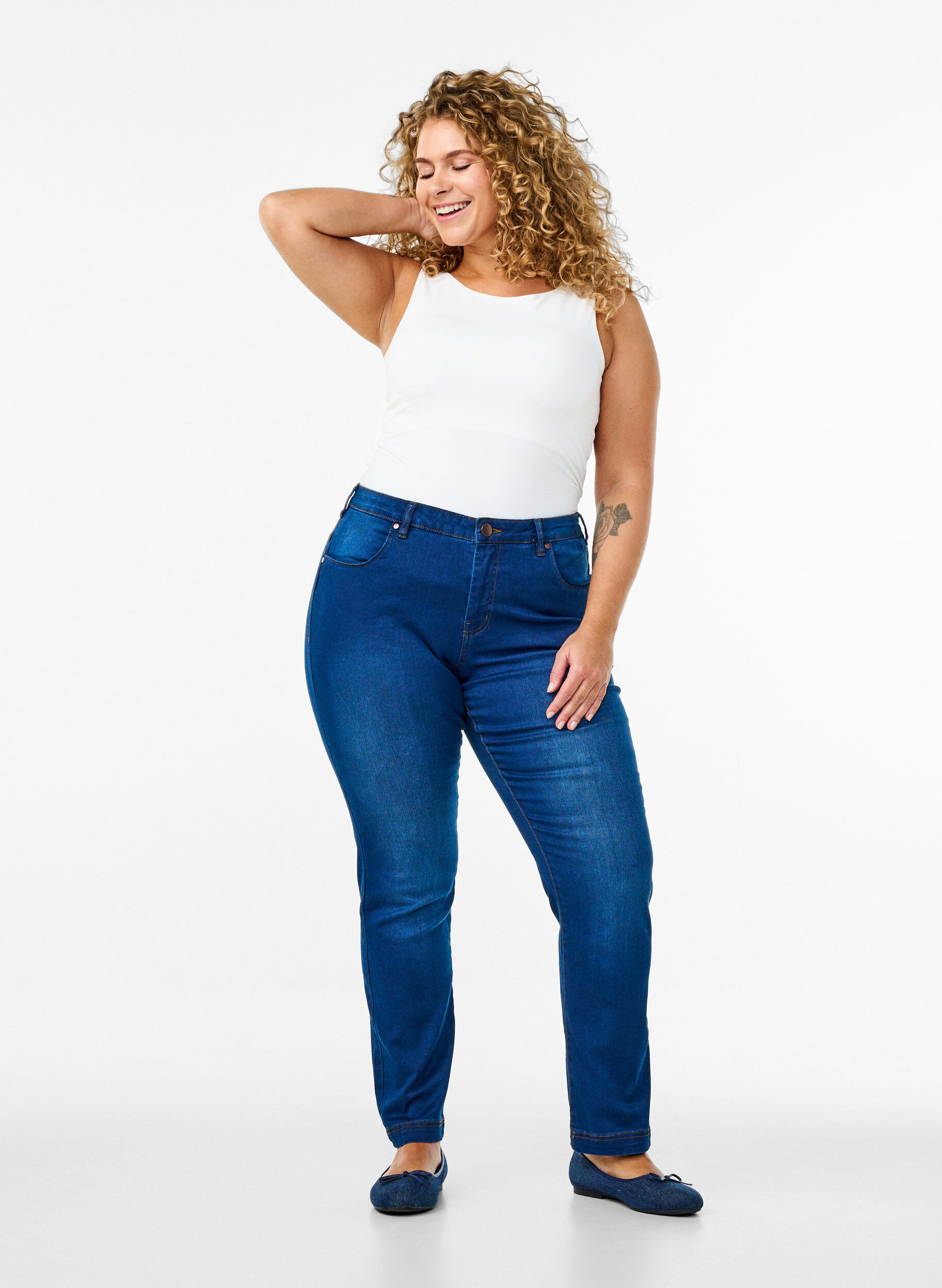 Jeansy Emily o dopasowanym kroju z normalnym stanem, Niebieskie, Model