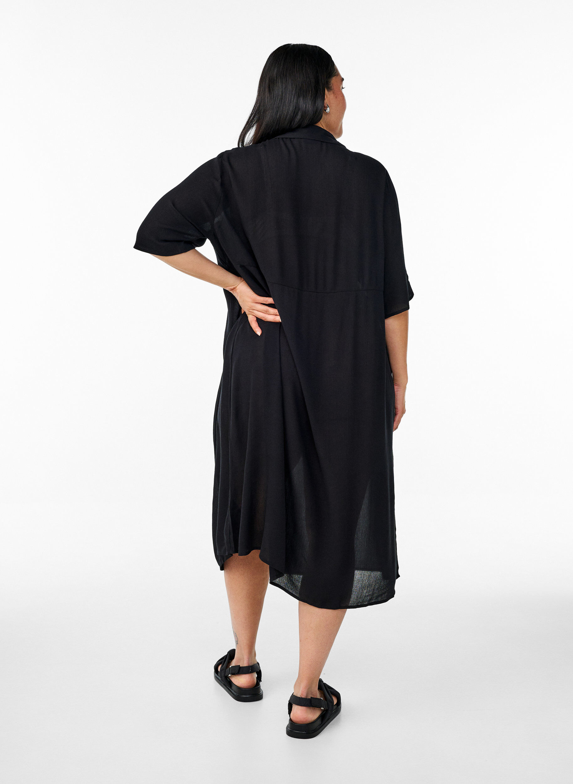 ZizziMidi koszulowa sukienka z kr&oacute;tkimi rekawami, Czarne, Model image number 1