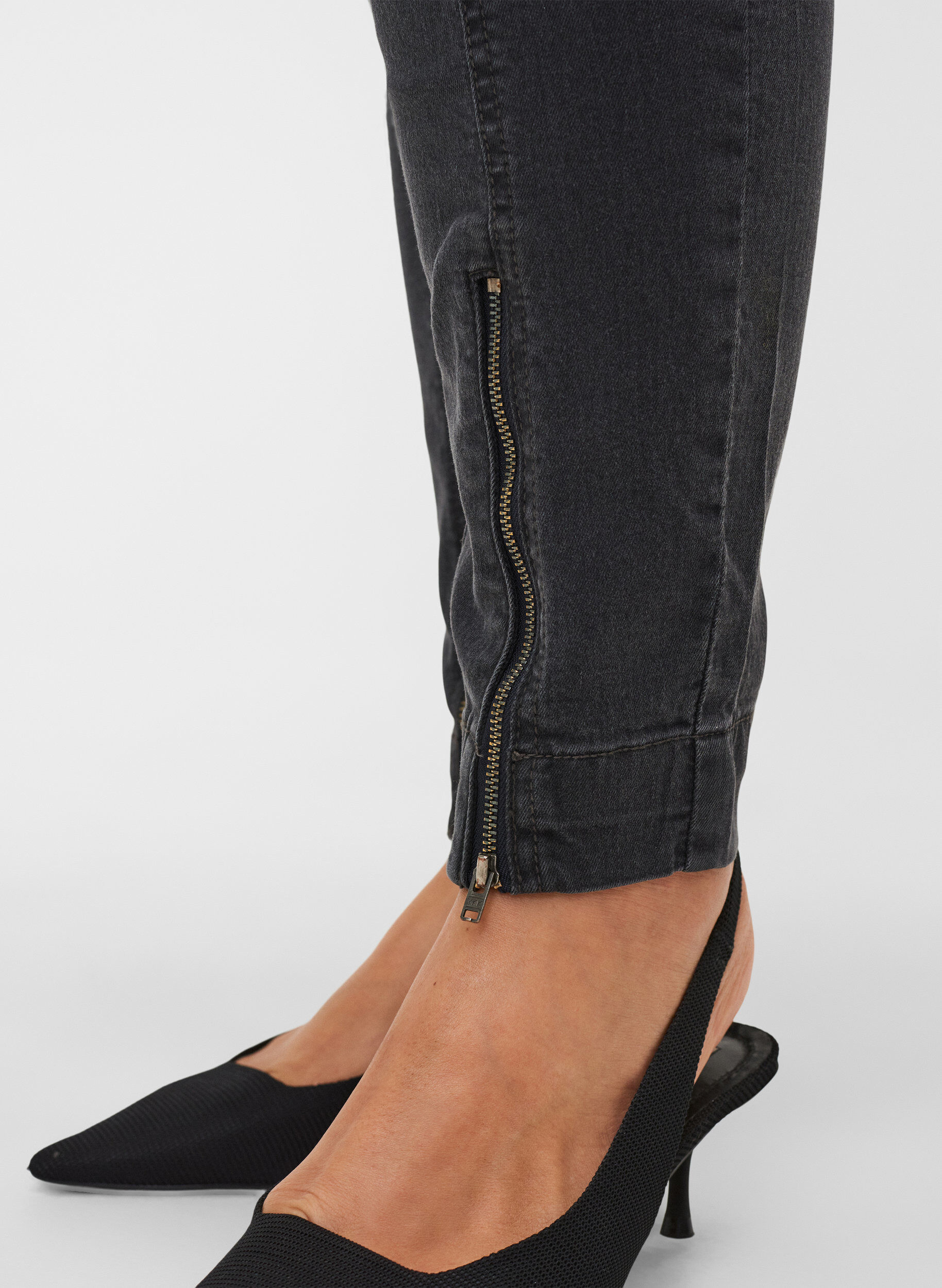 Zizzi Jeggings with zip detail, Grey Wash, Model image number 3