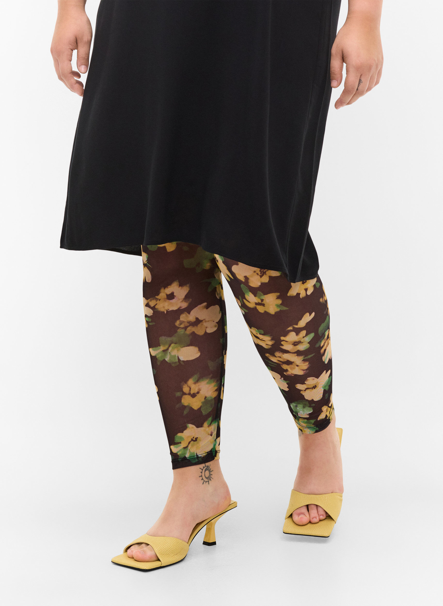Zizzi Legginsy z siateczki z kwiatowym nadrukiem, Yellow Green AOP, Model image number 2