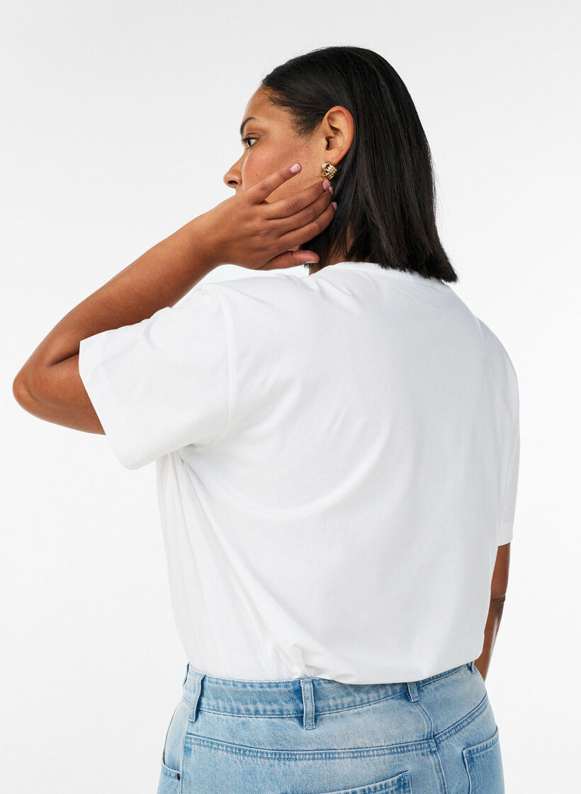 T-shirt z kr&oacute;tkim rekawem i nadrukiem ze 100 % bawelny, Biały, Model image number 2