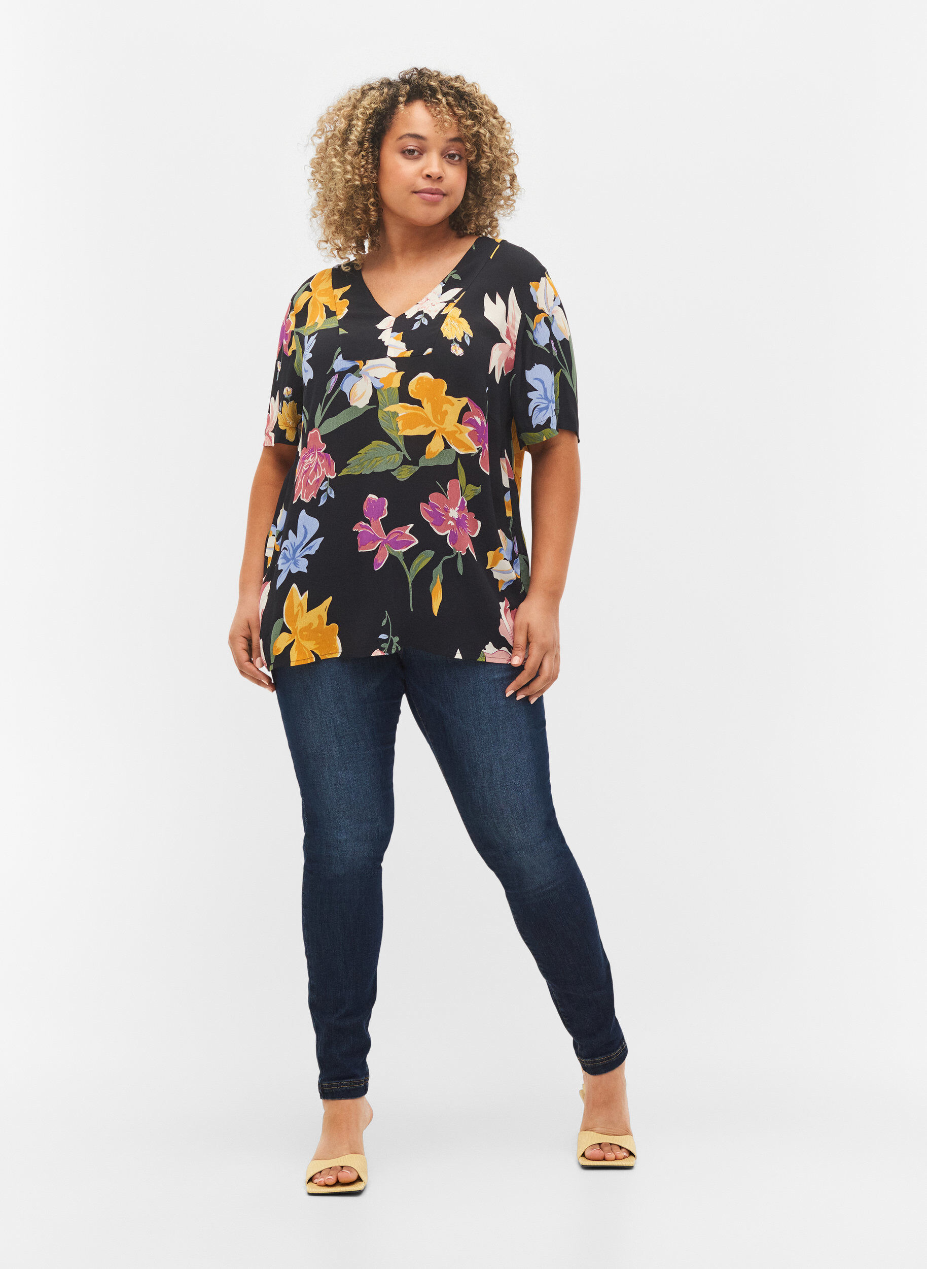 Zizzi Short-sleeved floral viscose blouse, Big Flower AOP, Model image number 2