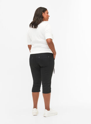 Waskie jeansy capri z kieszeniami, Black, Model image number 2