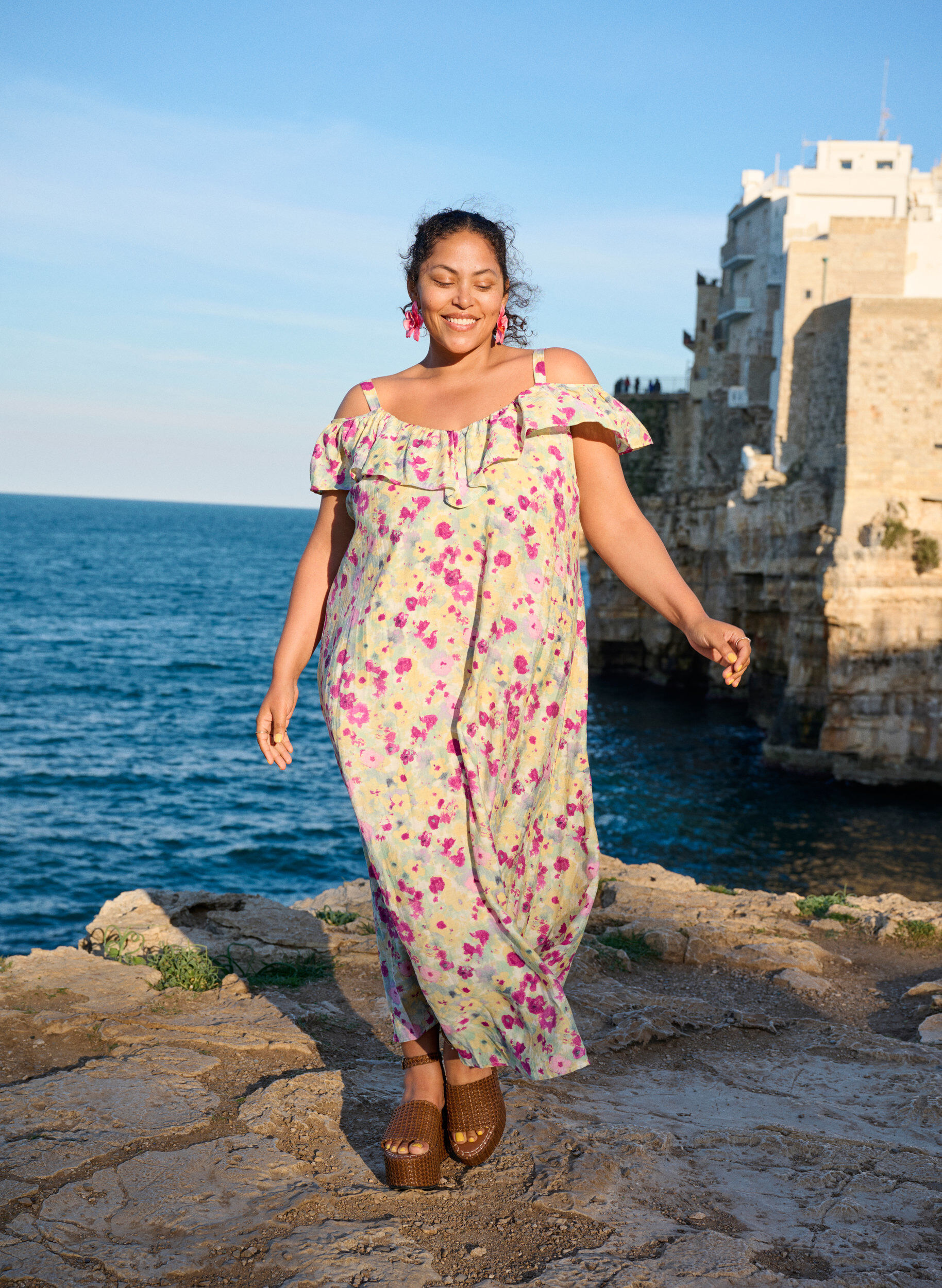 Zizzi Kwiecista sukienka midi z falbana pod ramionami, Biały, Image image number 0