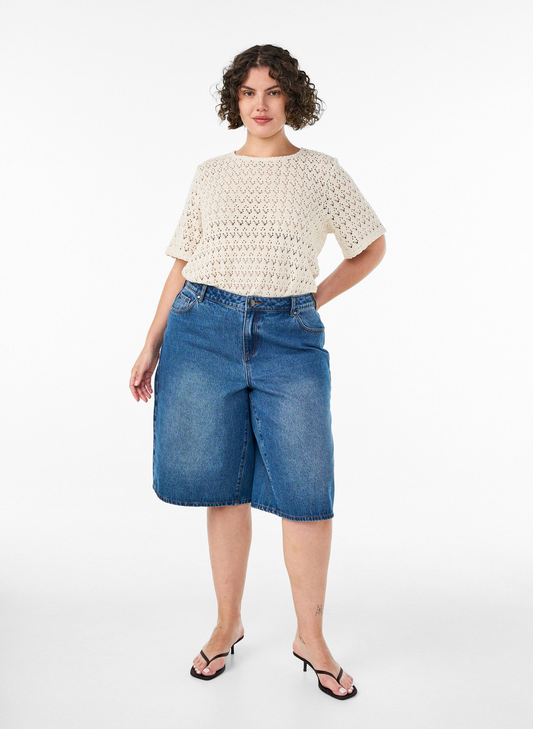 ZizziBluzka z kr&oacute;tkim rekawem i azurowym haftem, Beżowy, Model image number 1