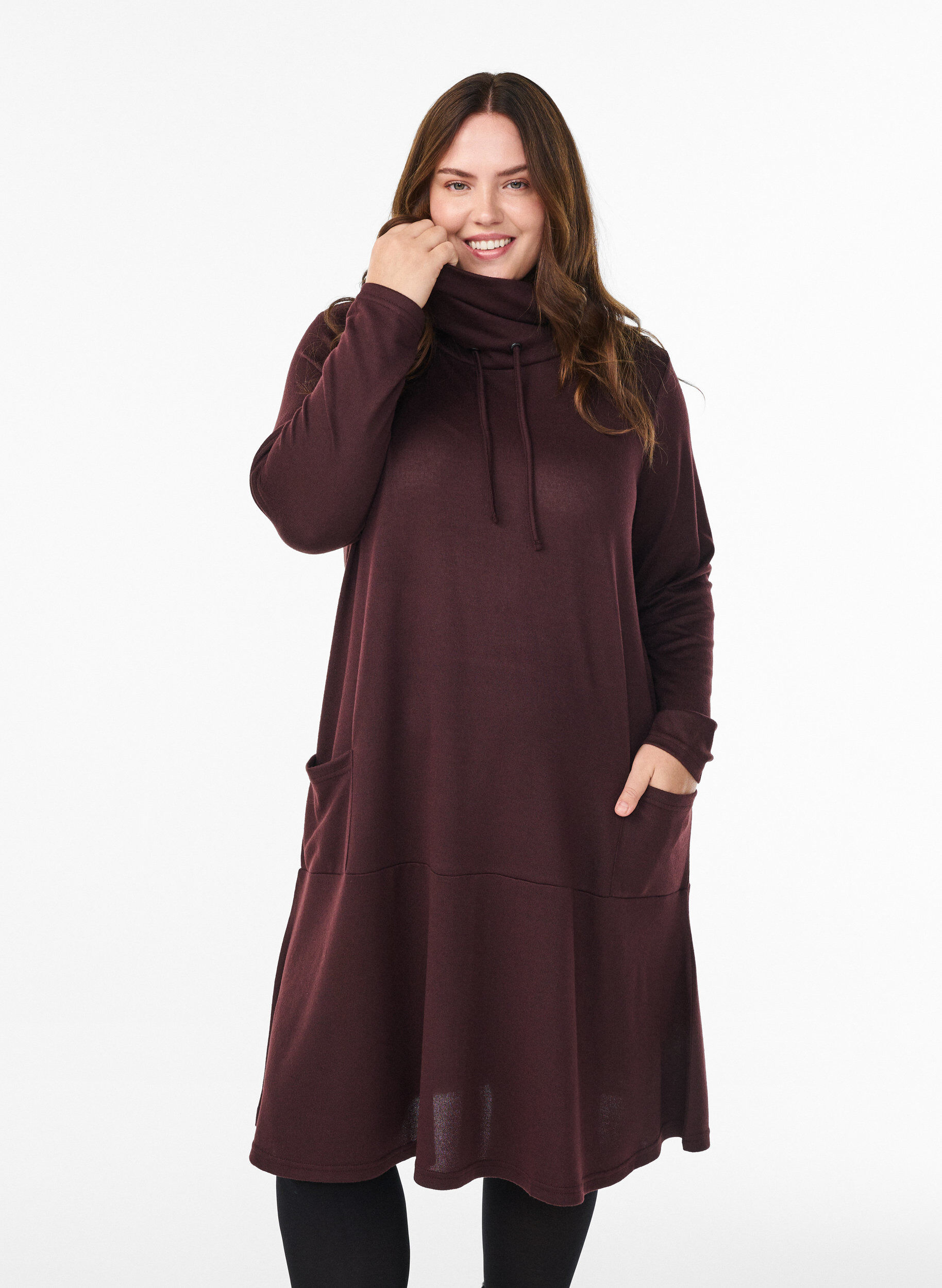 Dzersejowa sukienka z golfem i kieszeniami, Czerwony, Model