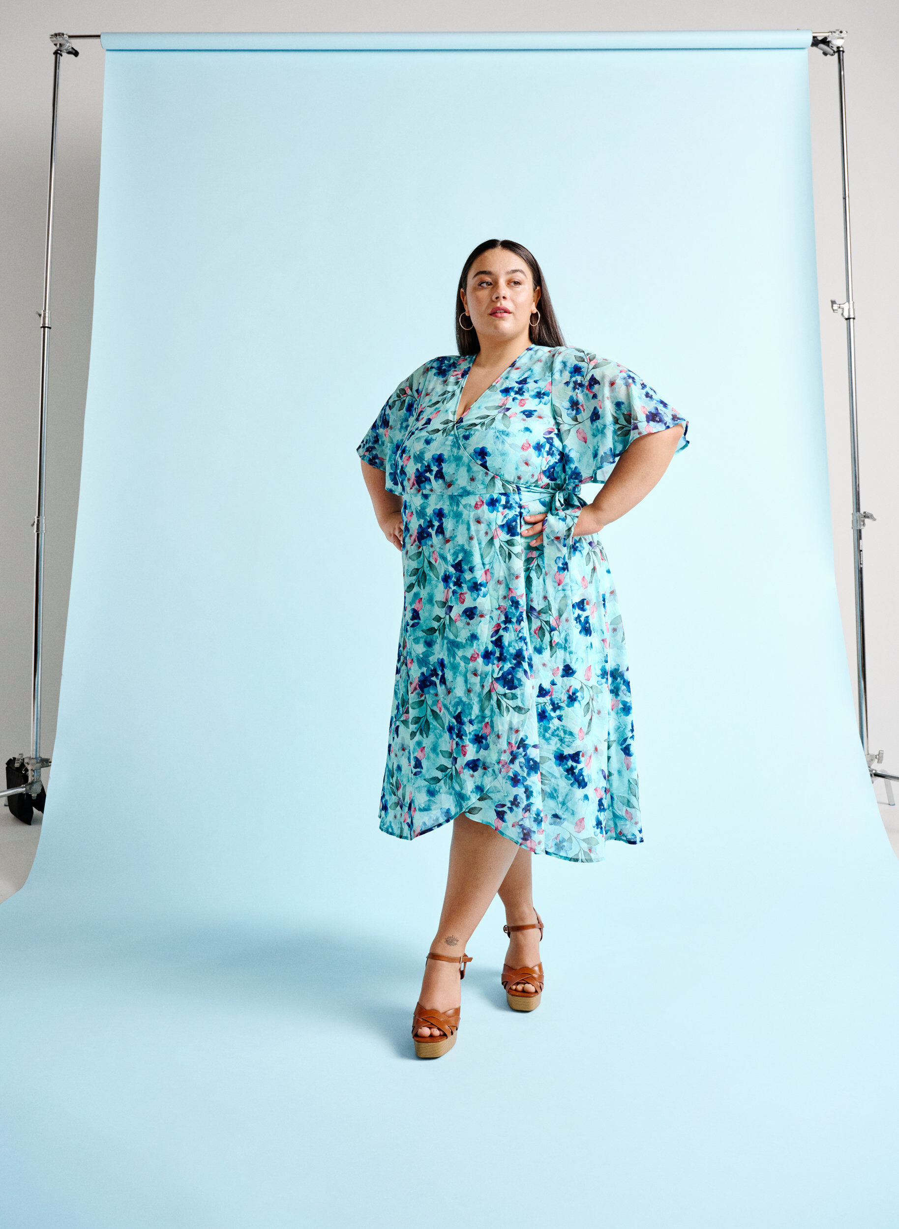 Zizzi Kopertowa sukienka z kr&oacute;tkim rekawem i kwiatowym nadrukiem, Trellis AOP, Image image number 0