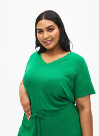 Prazkowany t-shirt z wiskozy z dekoltem w szpic, Jolly Green, Model