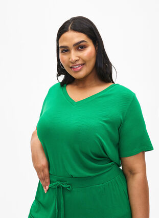 Prazkowany t-shirt z wiskozy z dekoltem w szpic, Jolly Green, Model image number 0