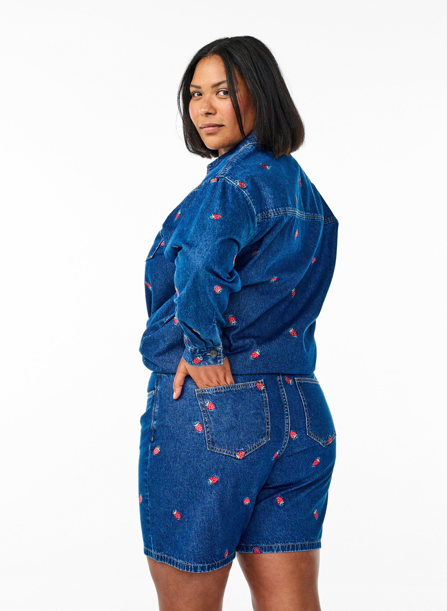 Zizzi Szorty jeansowe z haftowanymi kwiatami, Niebieskie, Model image number 1