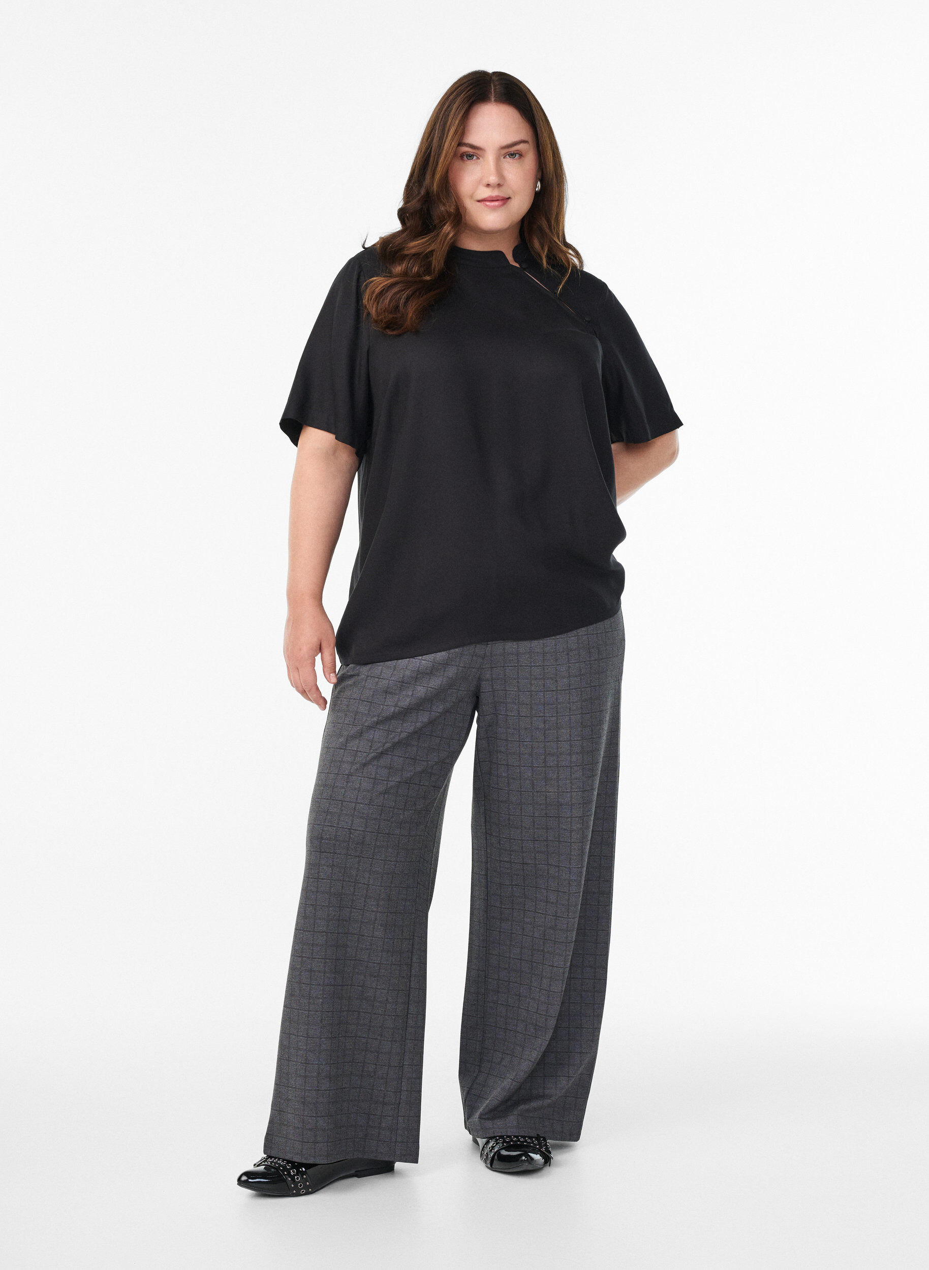 Zizzi Bluzka z kr&oacute;tkim rekawem i ukosnym zapieciem na guziki, Czarne, Model image number 1