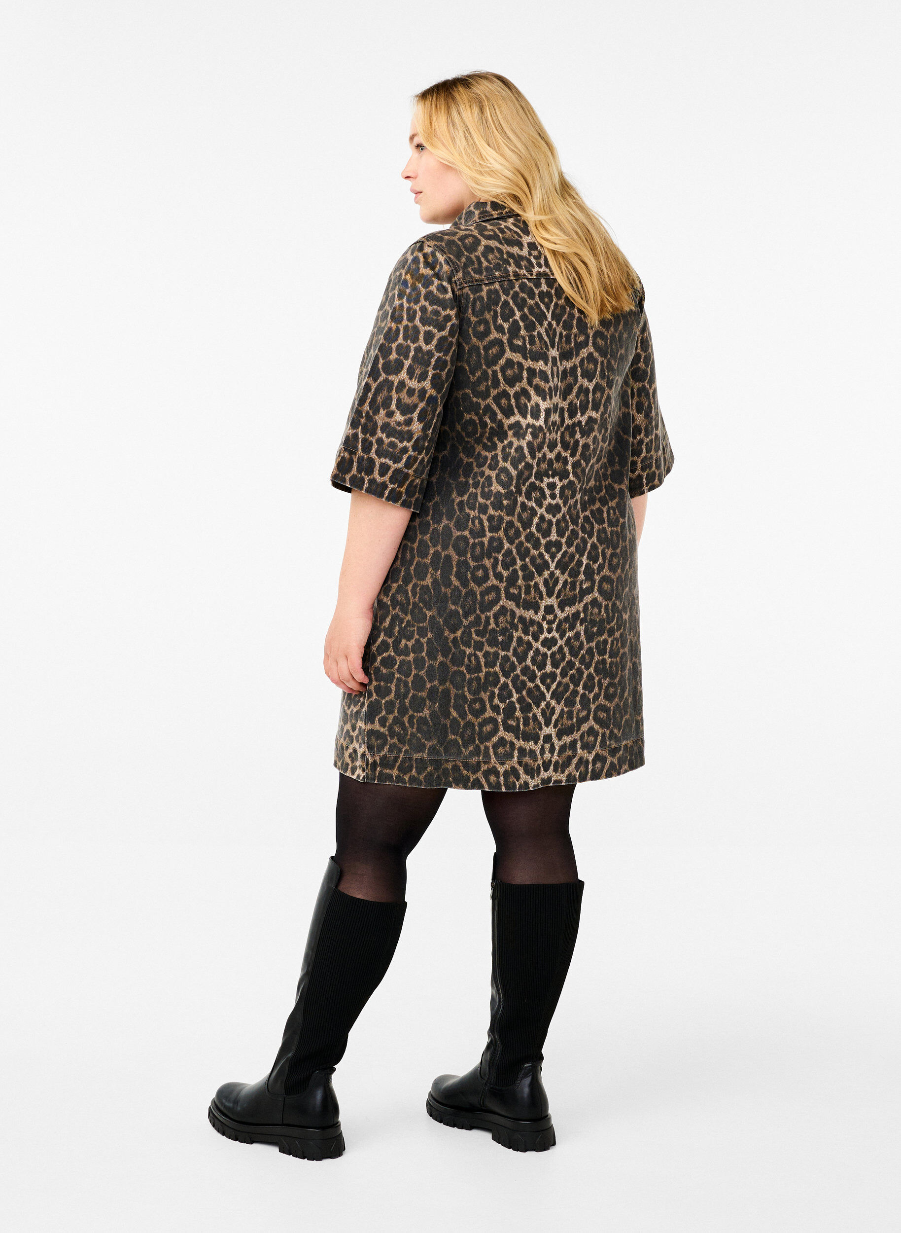 Zizzi Jeansowa sukienka w&nbsp;panterke z&nbsp;kr&oacute;tkim rekawem, LEO AOP, Model image number 1