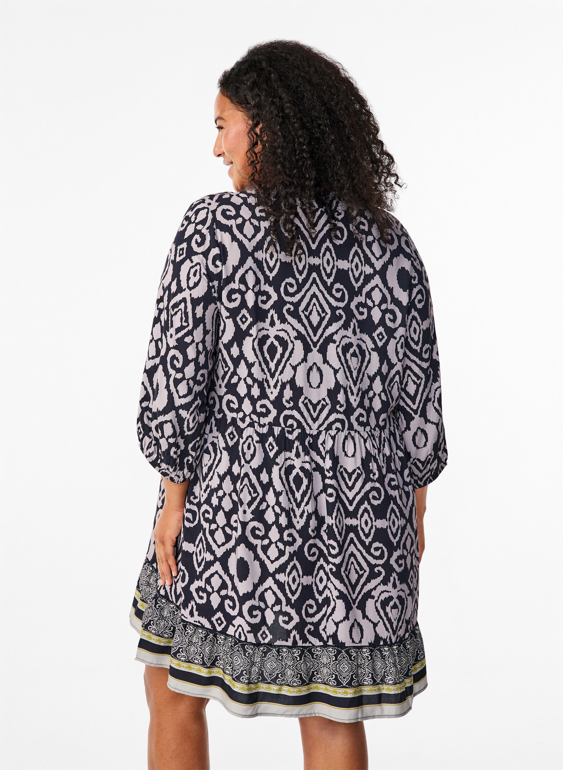 Zizzi Kr&oacute;tka trapezowa sukienka z nadrukiem, Black AOP, Model image number 1