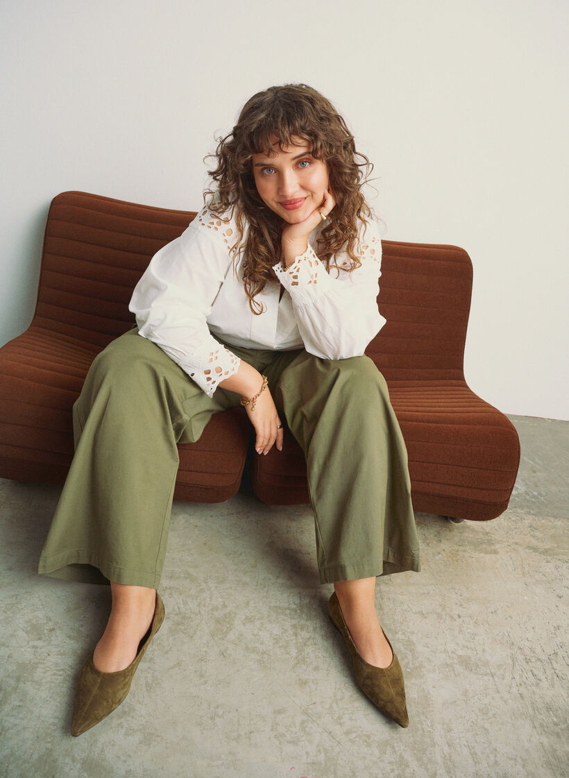 Bluzka z dekoltem w ksztalcie litery V i detalami w stylu broderie anglaise, Biały, Image image number 0