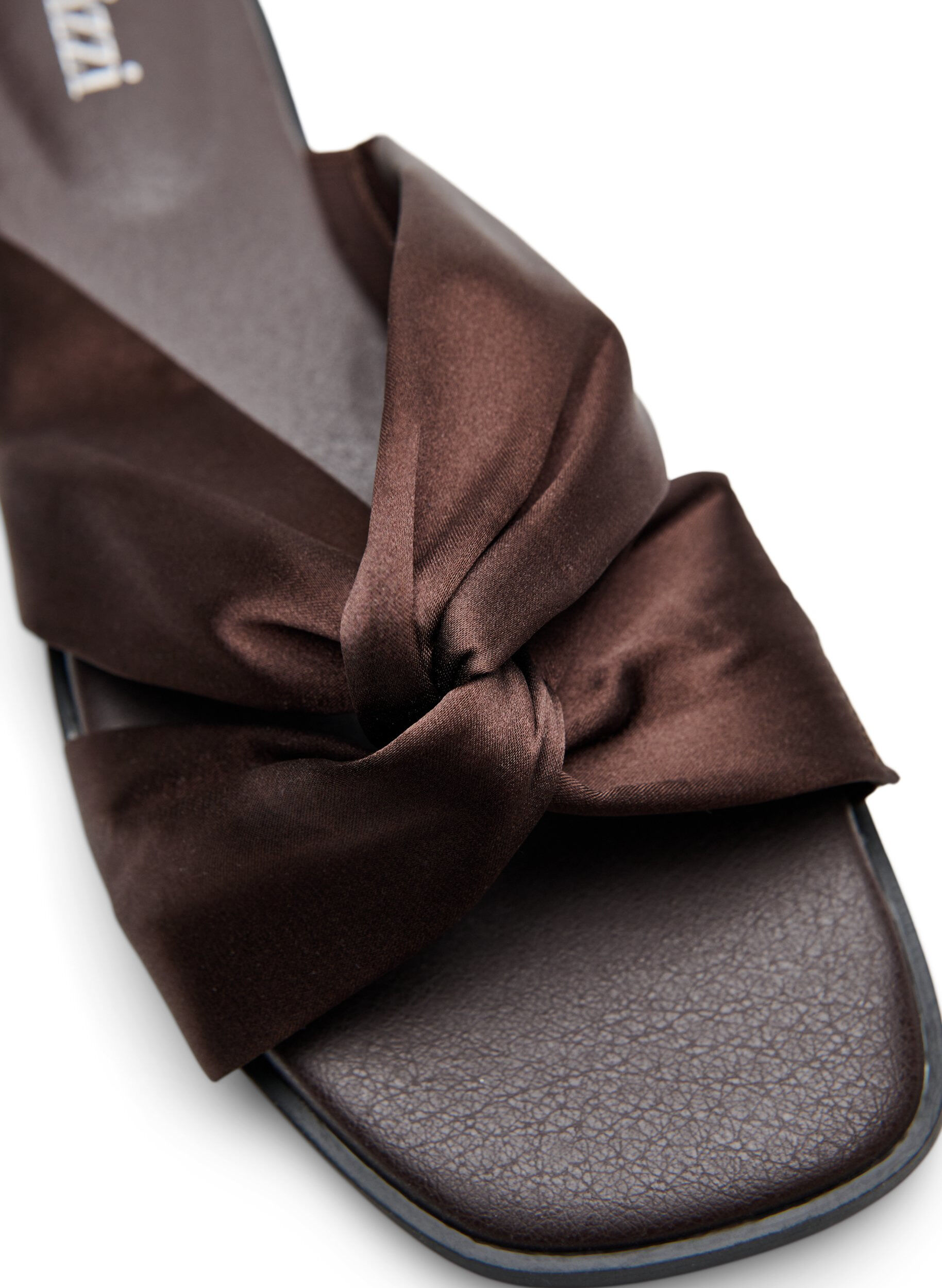 Zizzi Sandaly na plaskiej podeszwie ze skrzyzowanymi paskami ze satyny, Brązowy, Packshot image number 2