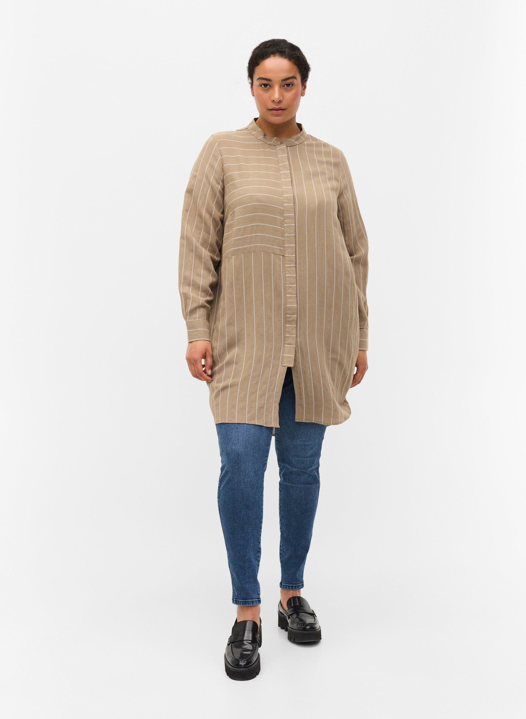 Zizzi Long striped shirt in a viscose mix, Timber Wolf/White, Model image number 2