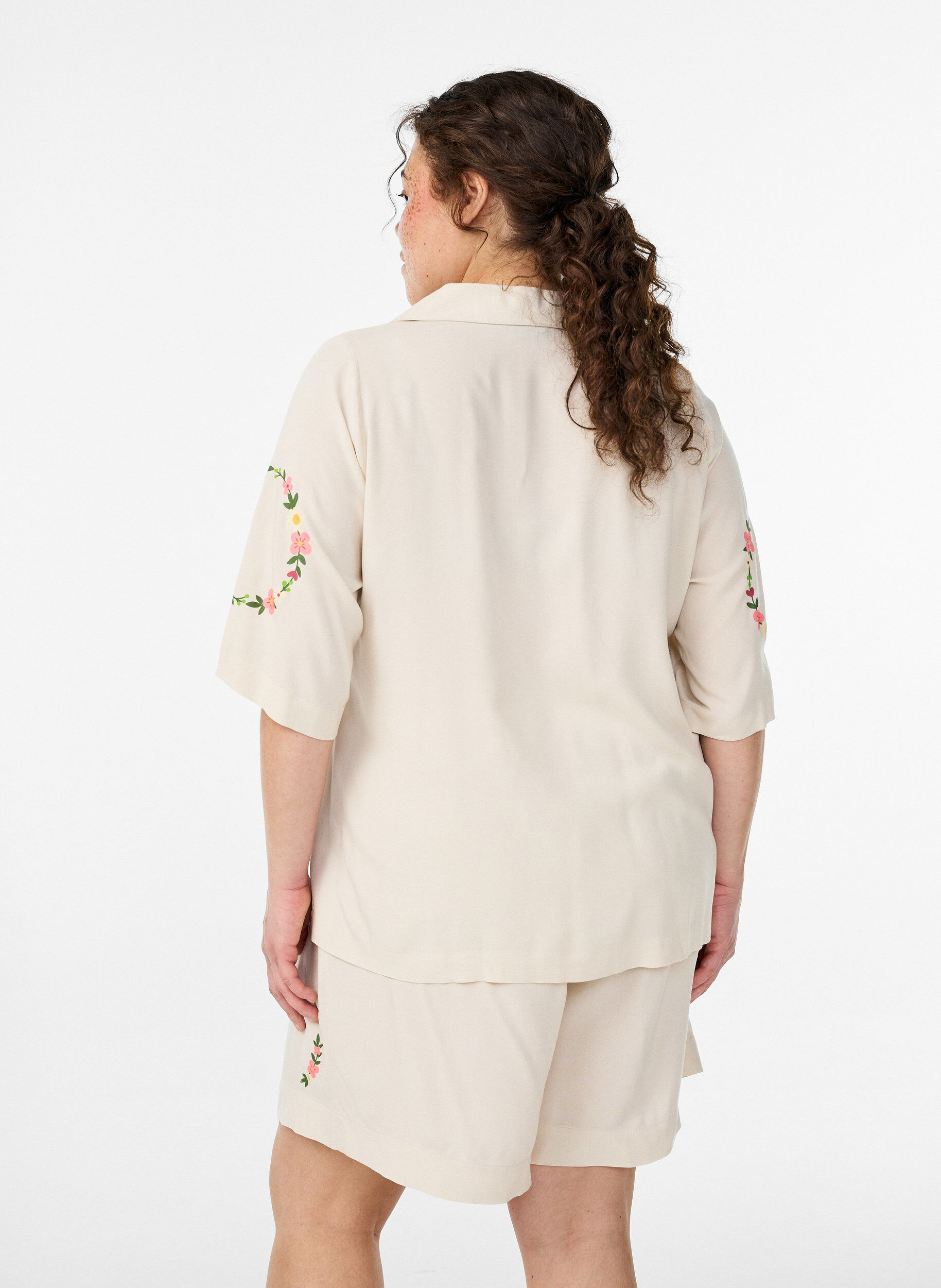 Zizzi Viscose pyjama top z wiazaniem i nadrukiem kwiatowym, Beżowy, Model image number 2