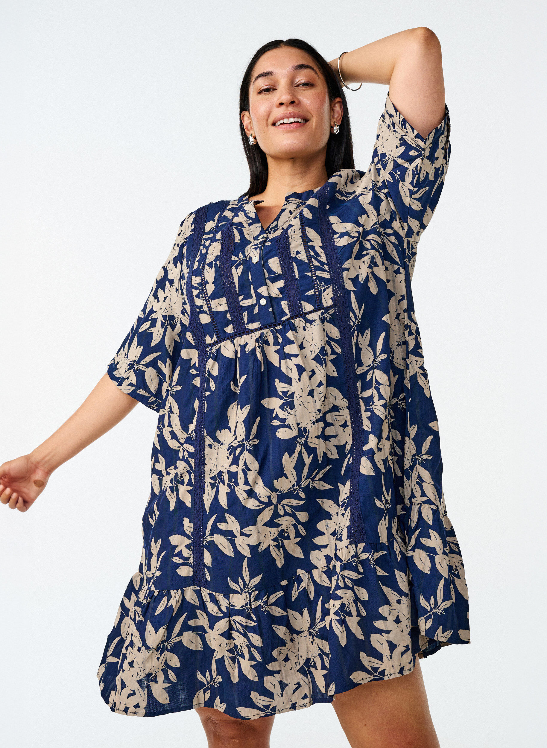 Zizzi Kr&oacute;tka wiskozowa sukienka o trapezowym kroju wykonczona koronka, Niebieskie, Image image number 0