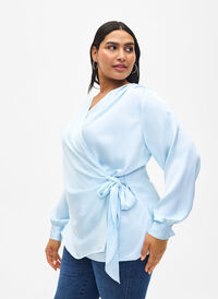 Satynowa bluzka wieczorowa z chusta, Delicate Blue, Model