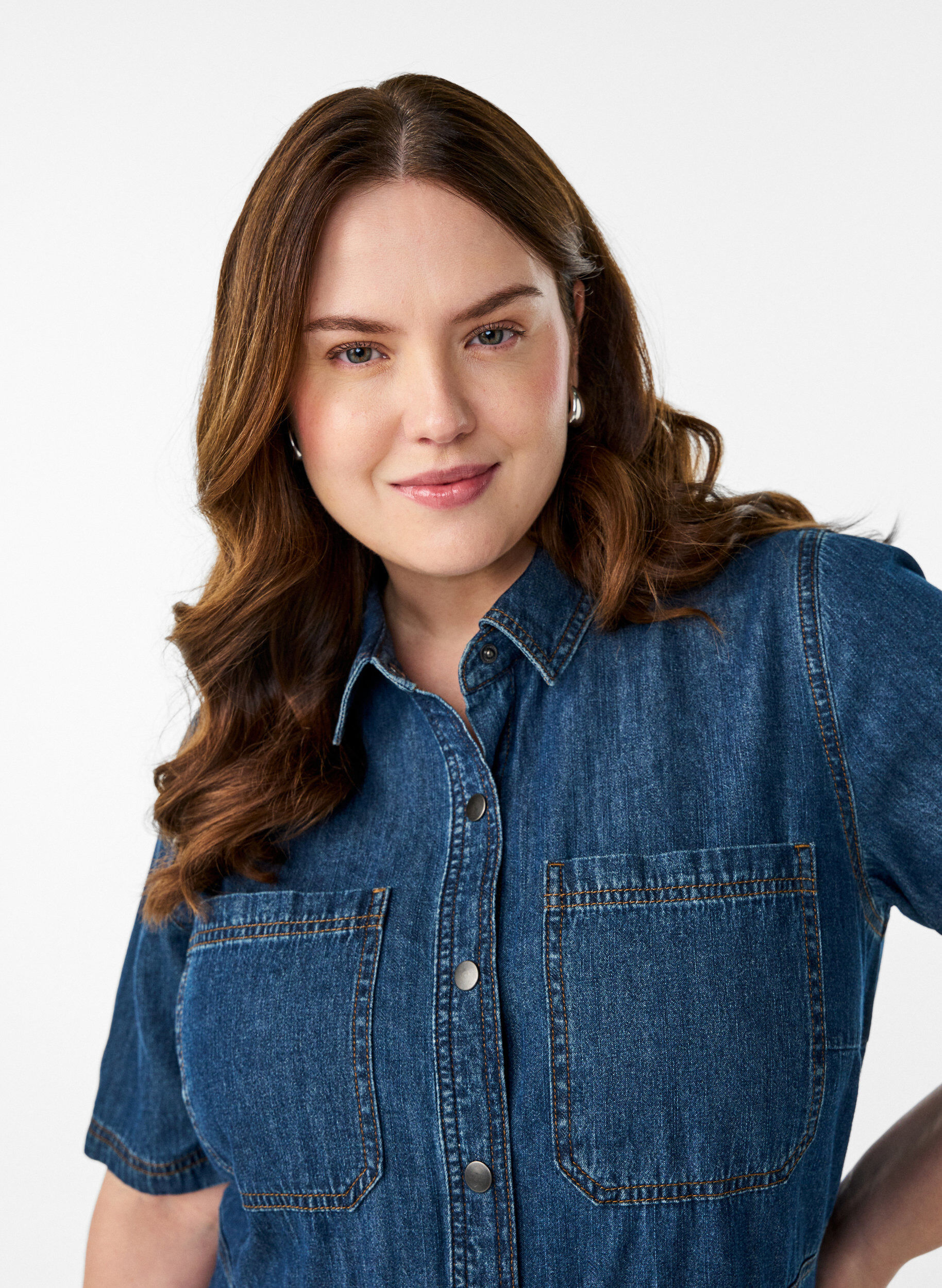 Zizzi Jeansowa sukienka koszulowa z kr&oacute;tkim rekawem, Niebieskie, Model image number 2