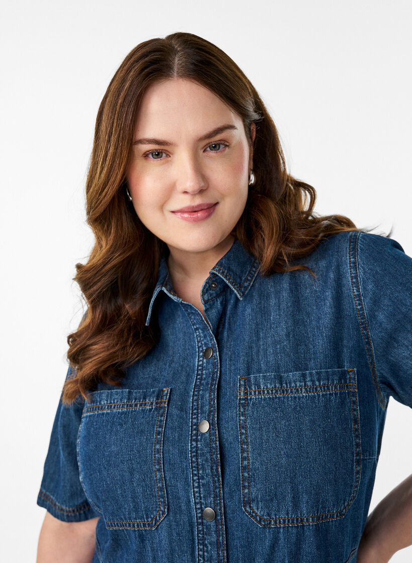 Jeansowa sukienka koszulowa z kr&oacute;tkim rekawem, Niebieskie, Model image number 2