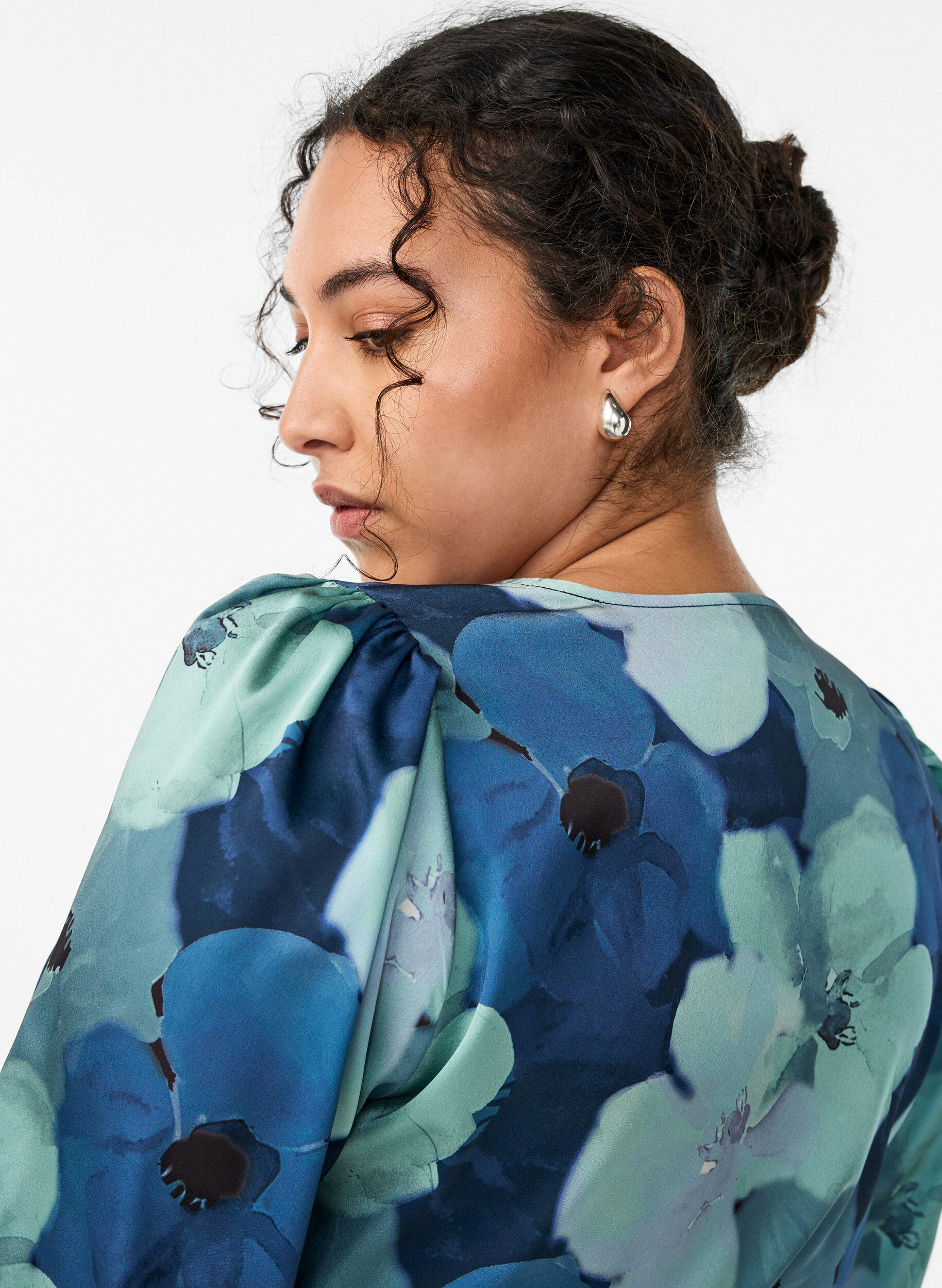 Zizzi Kopertowa sukienka w kwiaty z rekawem 3/4, Wielokolorowy, Model image number 3