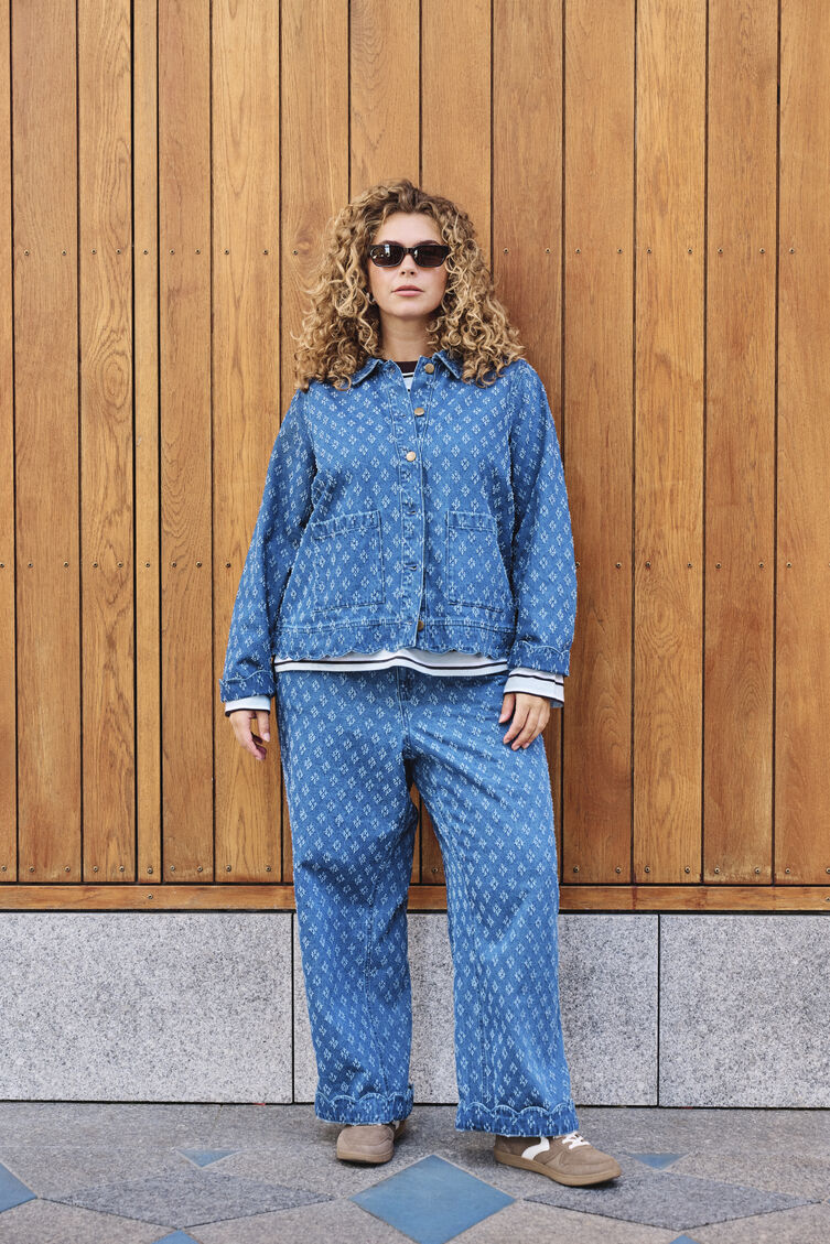 Swobodny styl z niebieskiego denimu, , Model