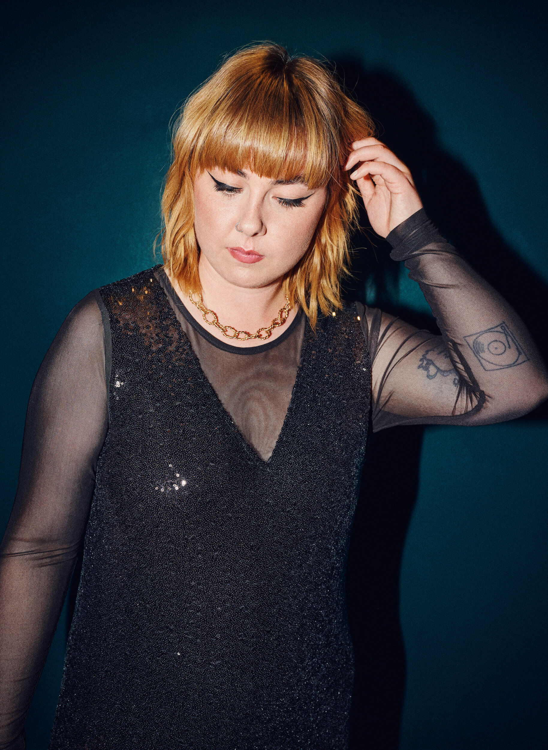 Zizzi Cekinowa sukienka w ksztalcie trapezu z dlugimi rekawami, Black, Image image number 1