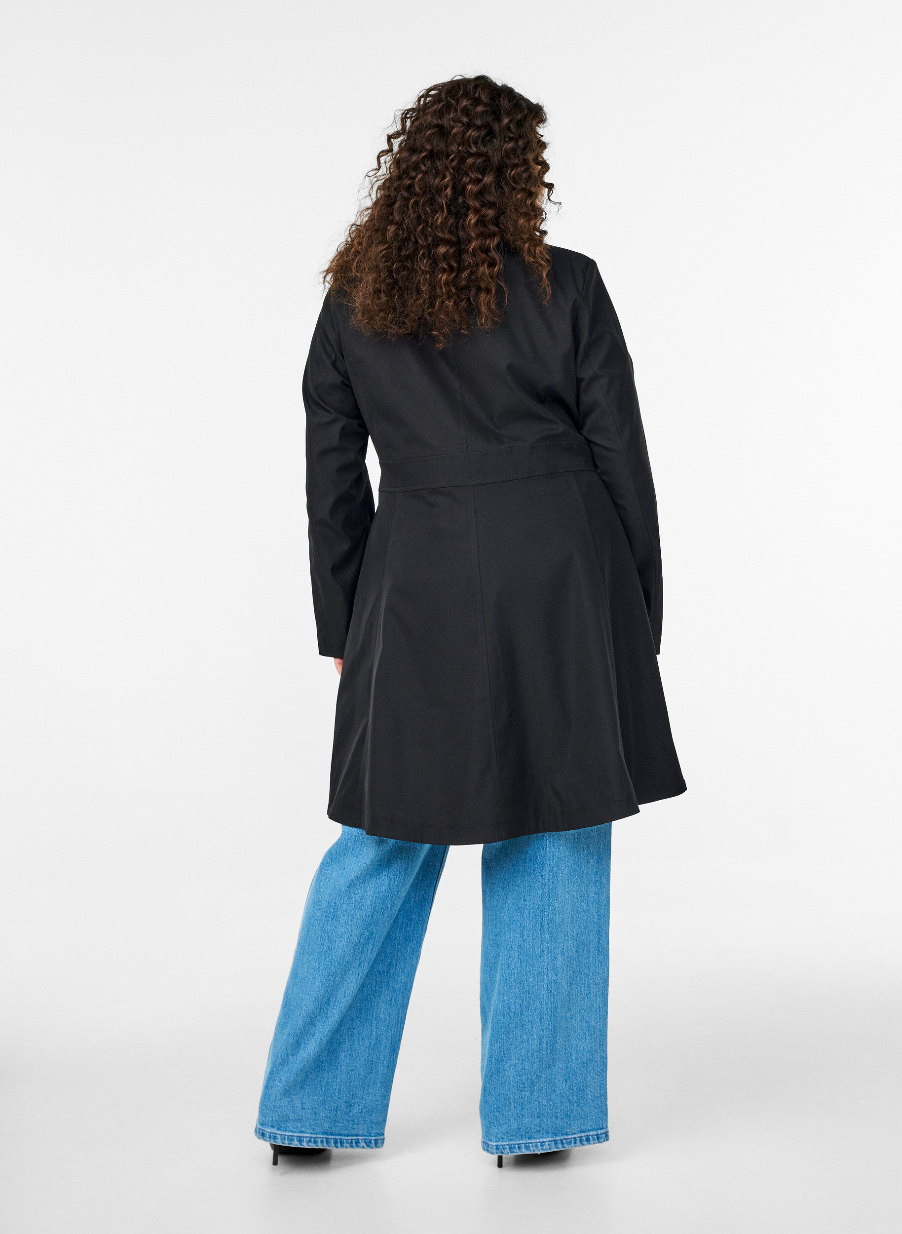 Zizzi Plaszcz wiosenny w kroju A z dwurzedowym zapieciem, Czarne, Model image number 2