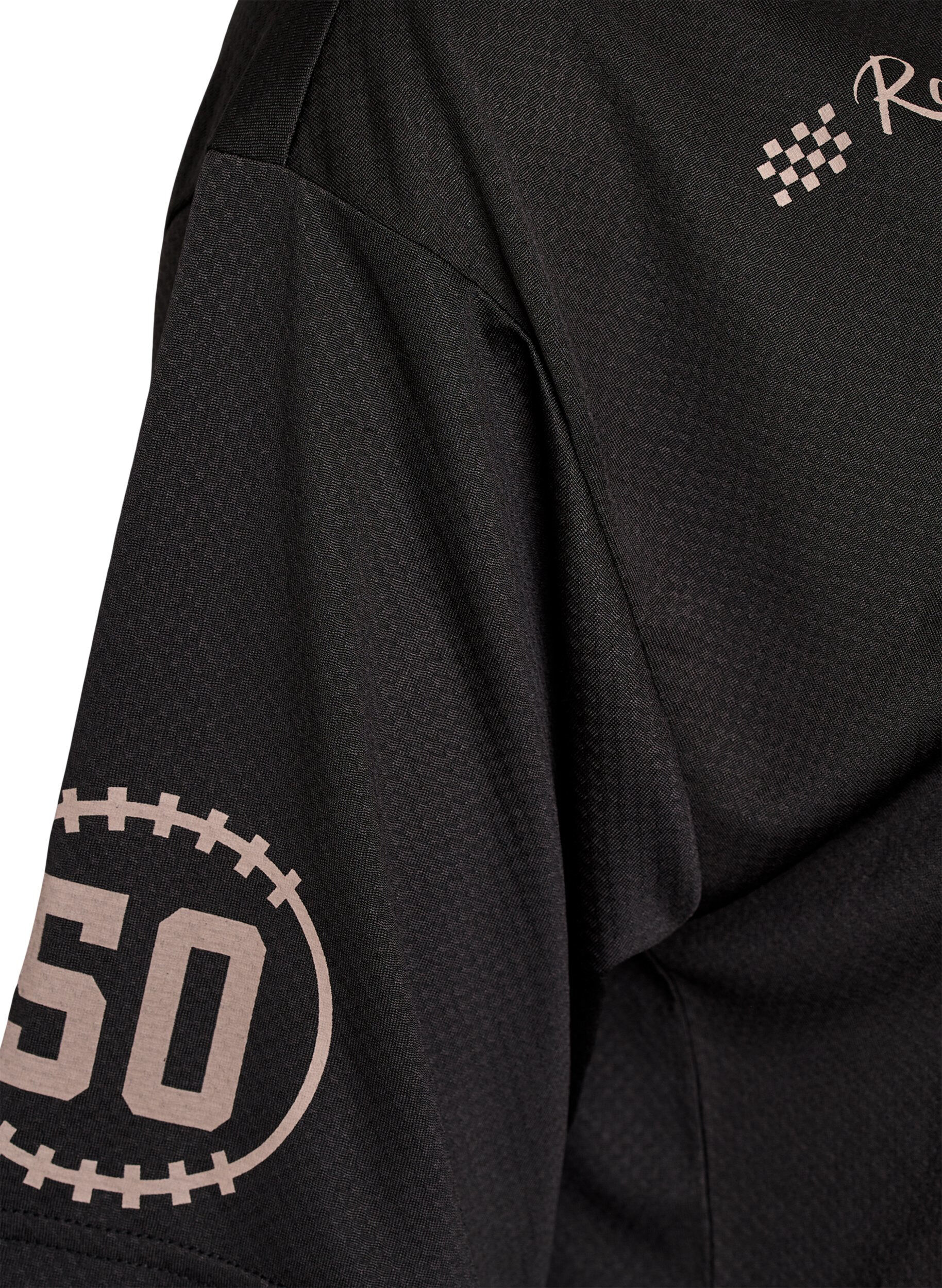 Zizzi Sportowa koszulka z dekoltem w szpic i nadrukiem w stylu wyscigowym, Czarne, Packshot image number 3