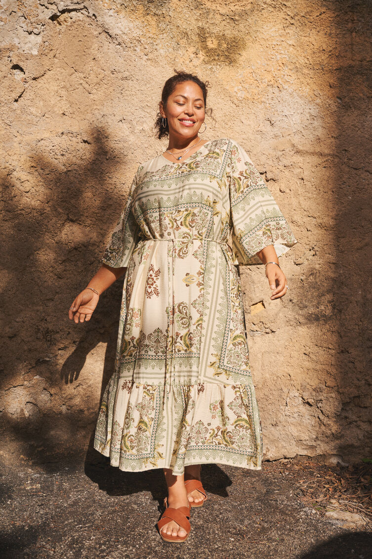 Wzorzysta sukienka w odcieniach zieleni, , Model