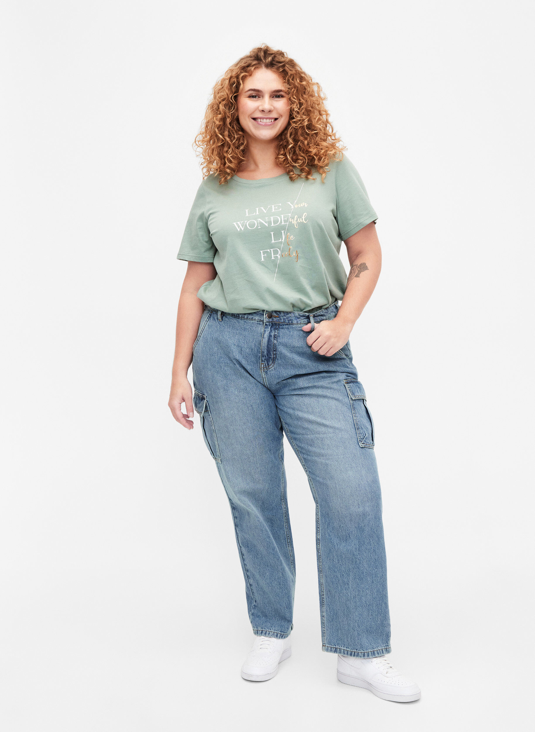 Zizzi Bawelniana koszulka z&nbsp;kr&oacute;tkim rekawem i&nbsp;gumka na dole, Chinois G. W. Live, Model image number 2