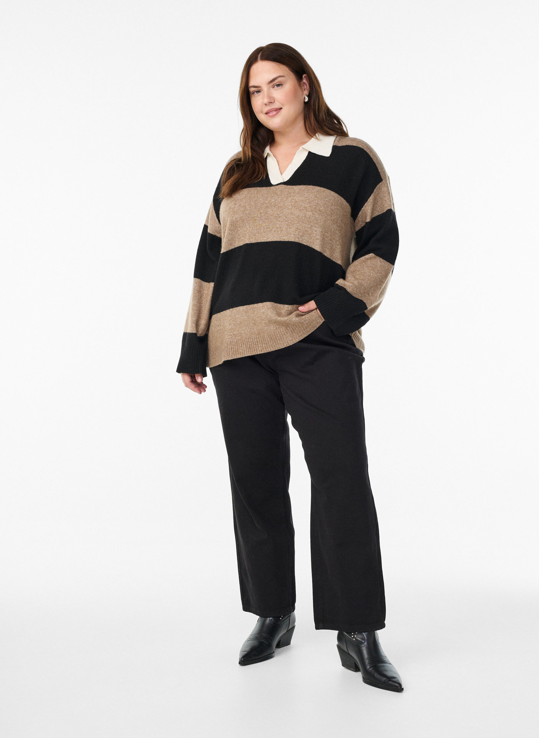 Zizzi Dzianinowa bluzka z kolnierzykiem i dekoltem w ksztalcie litery V, Czarne, Model image number 1