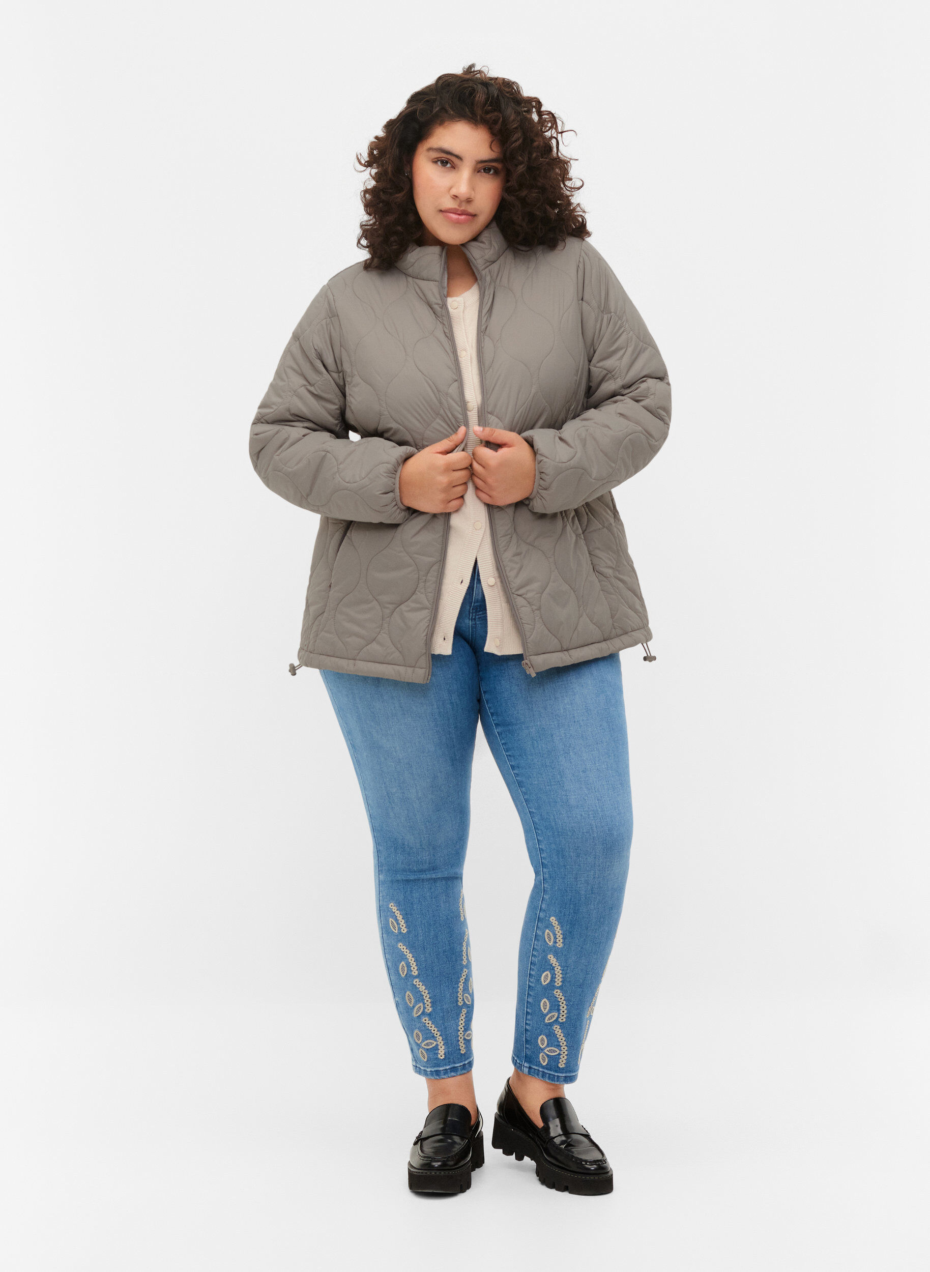 Zizzi Quilted jacket with zip and pockets, Moon Rock, Model image number 2