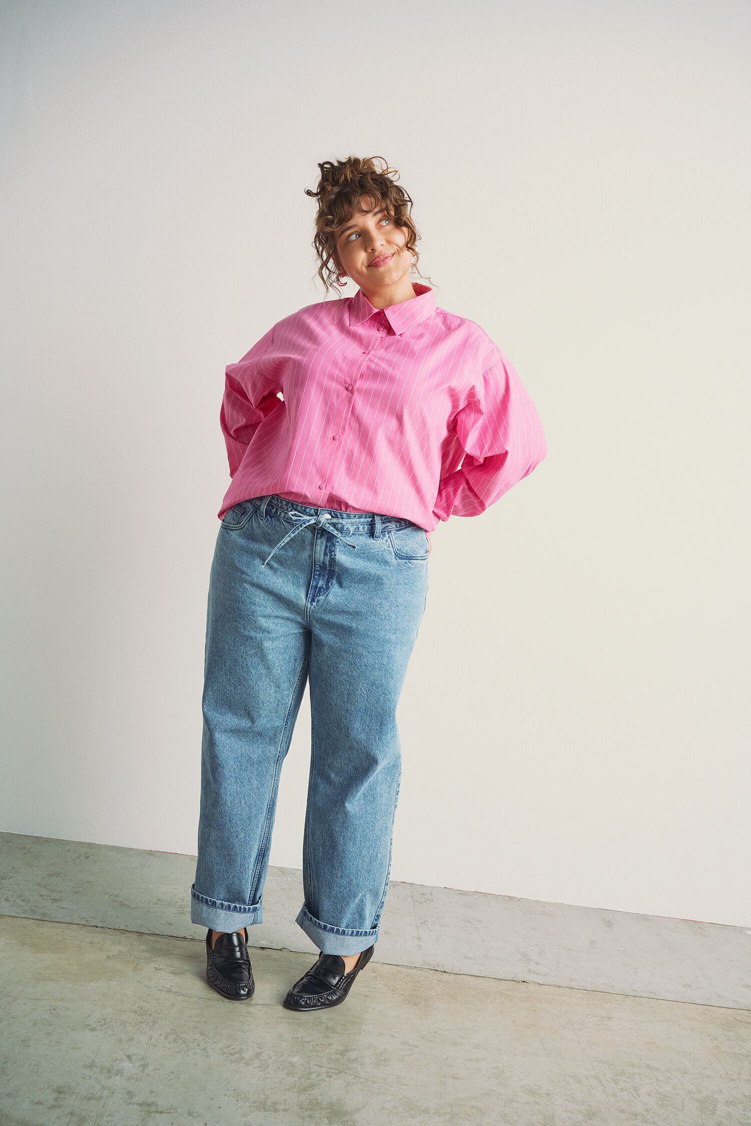 Koszula z wiązaniem z tyłu, , Model