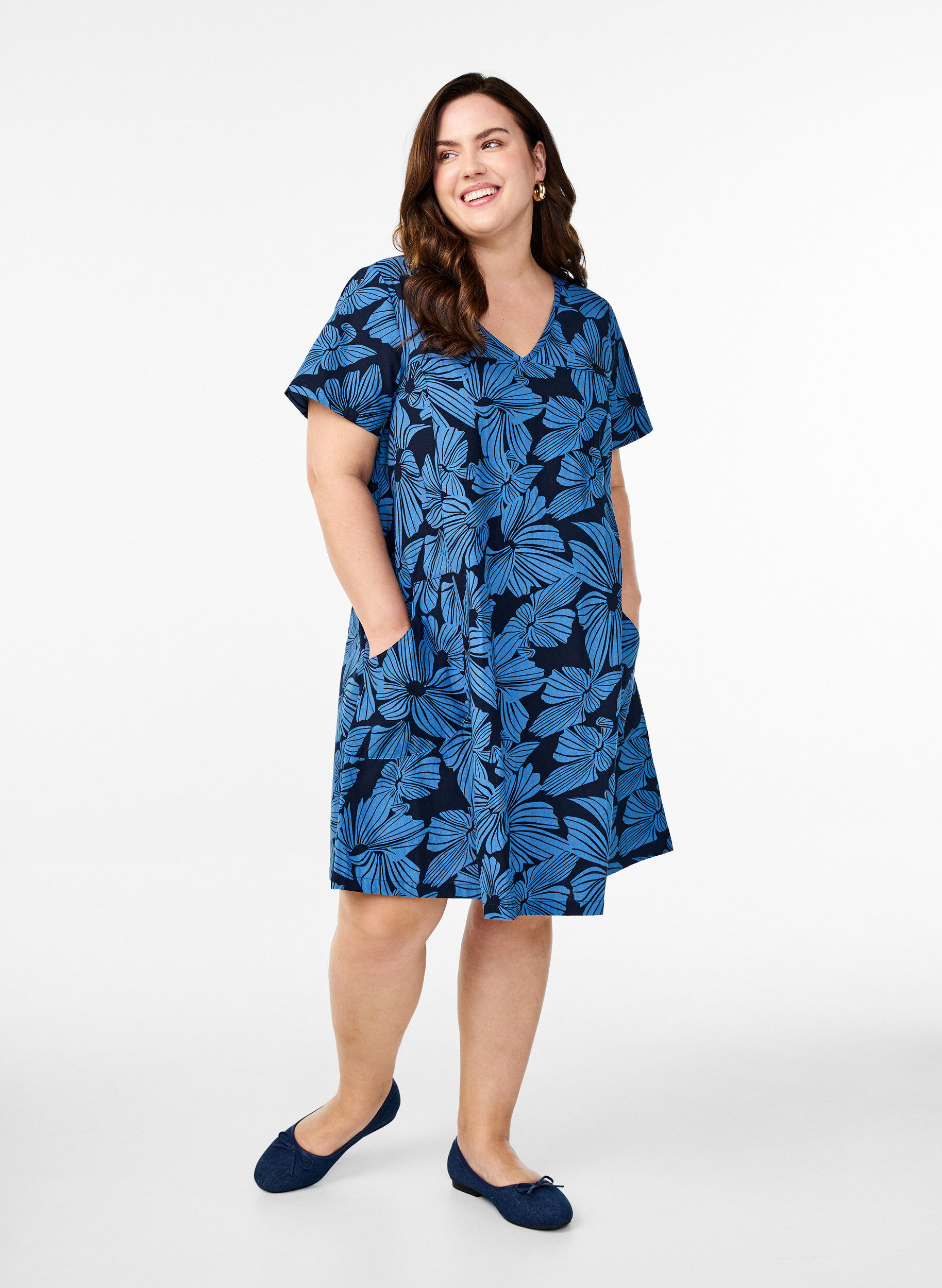 ZizziKr&oacute;tka trapezowa sukienka w kwiaty, Niebieskie, Model image number 1