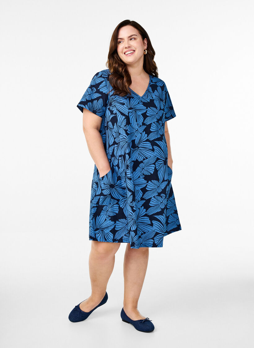 Kr&oacute;tka trapezowa sukienka w kwiaty, Niebieskie, Model image number 1