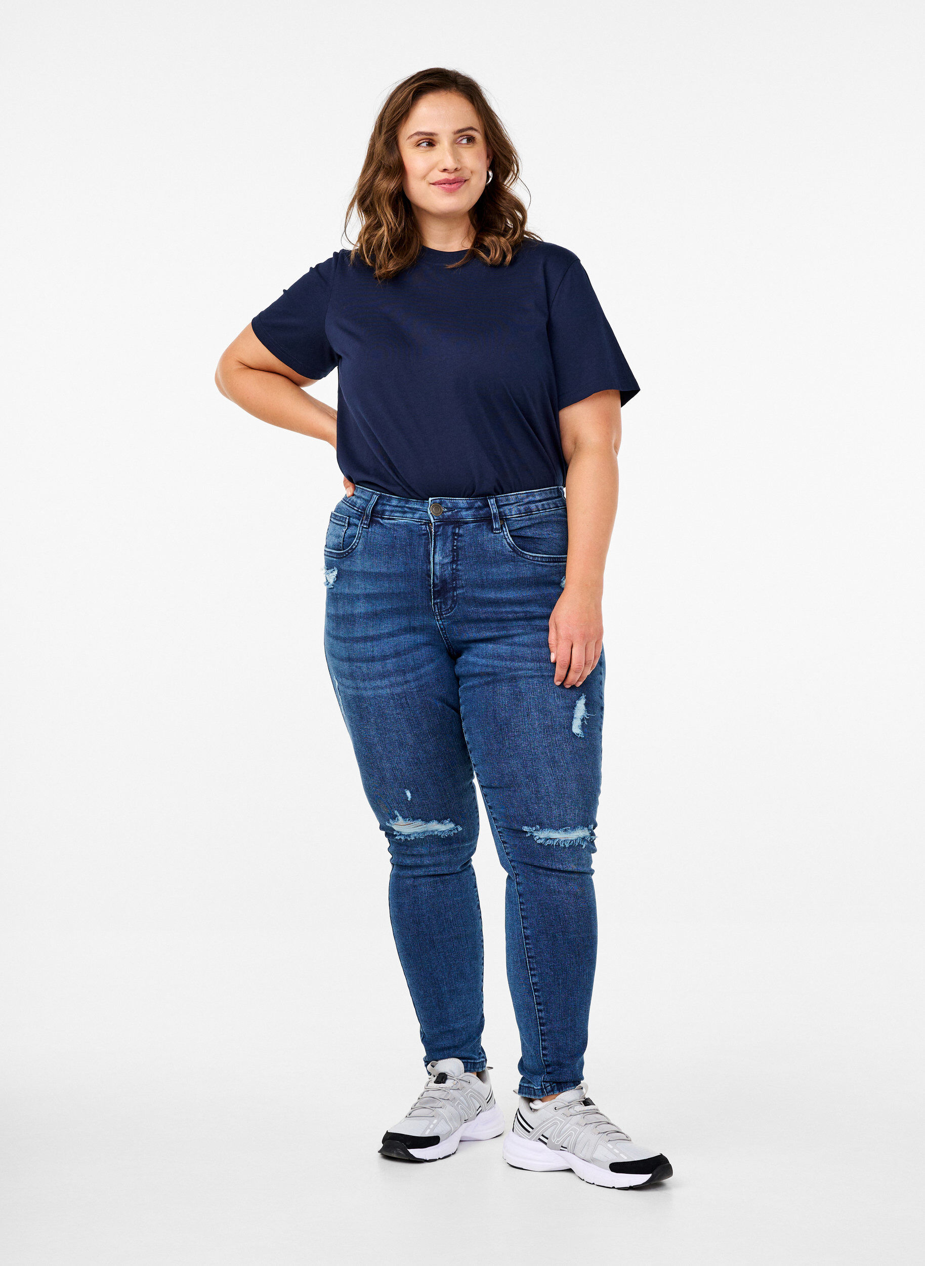 Zizzi Bardzo waskie jeansy Amy z&nbsp;przetarciami, Blue Denim, Model image number 0