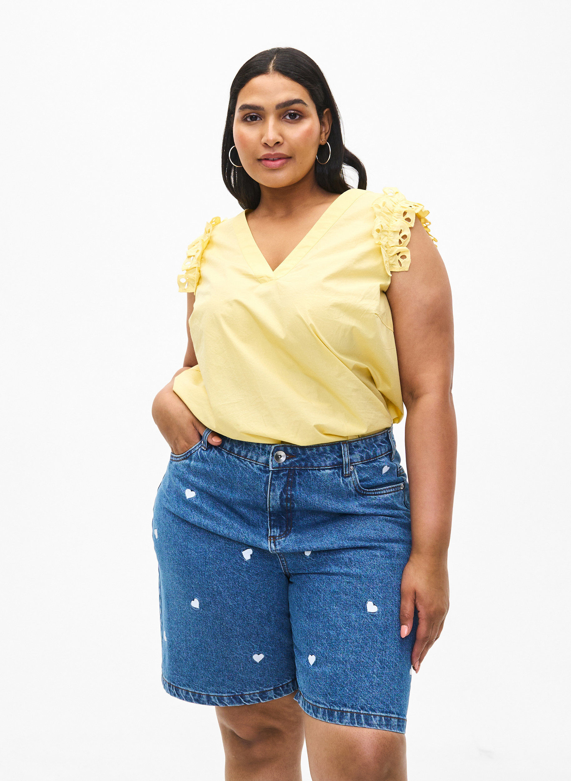 Zizzi  Szorty jeansowe z wysokim stanem i haftowanymi sercami, Niebieskie, Model image number 0