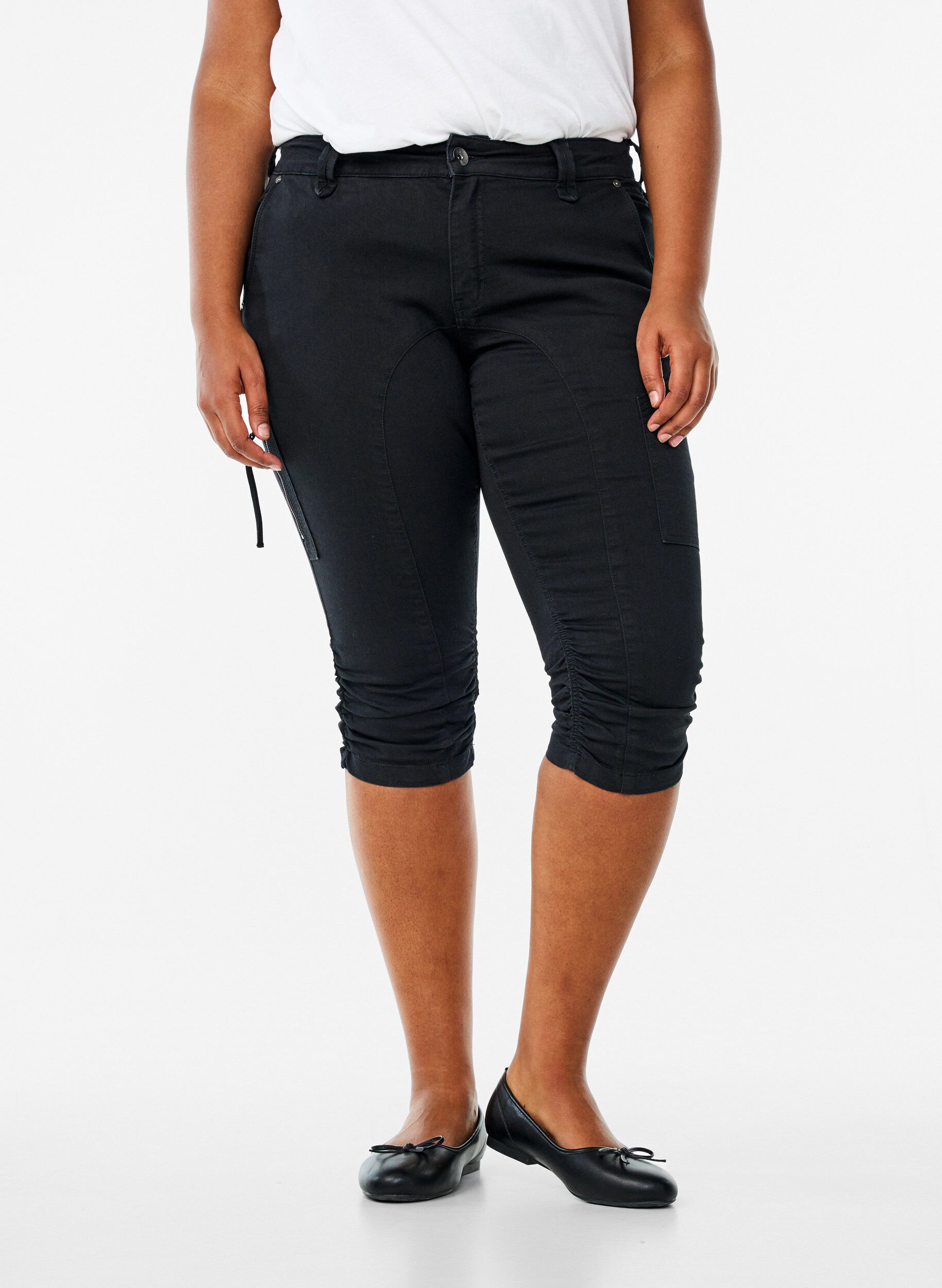 Zizzi Jeansy capri o dopasowanym kroju z kieszeniami, Czarne, Model image number 1
