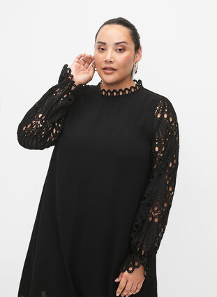 Wiskozowa sukienka z szydelkowymi rekawami, Black, Model image number 2