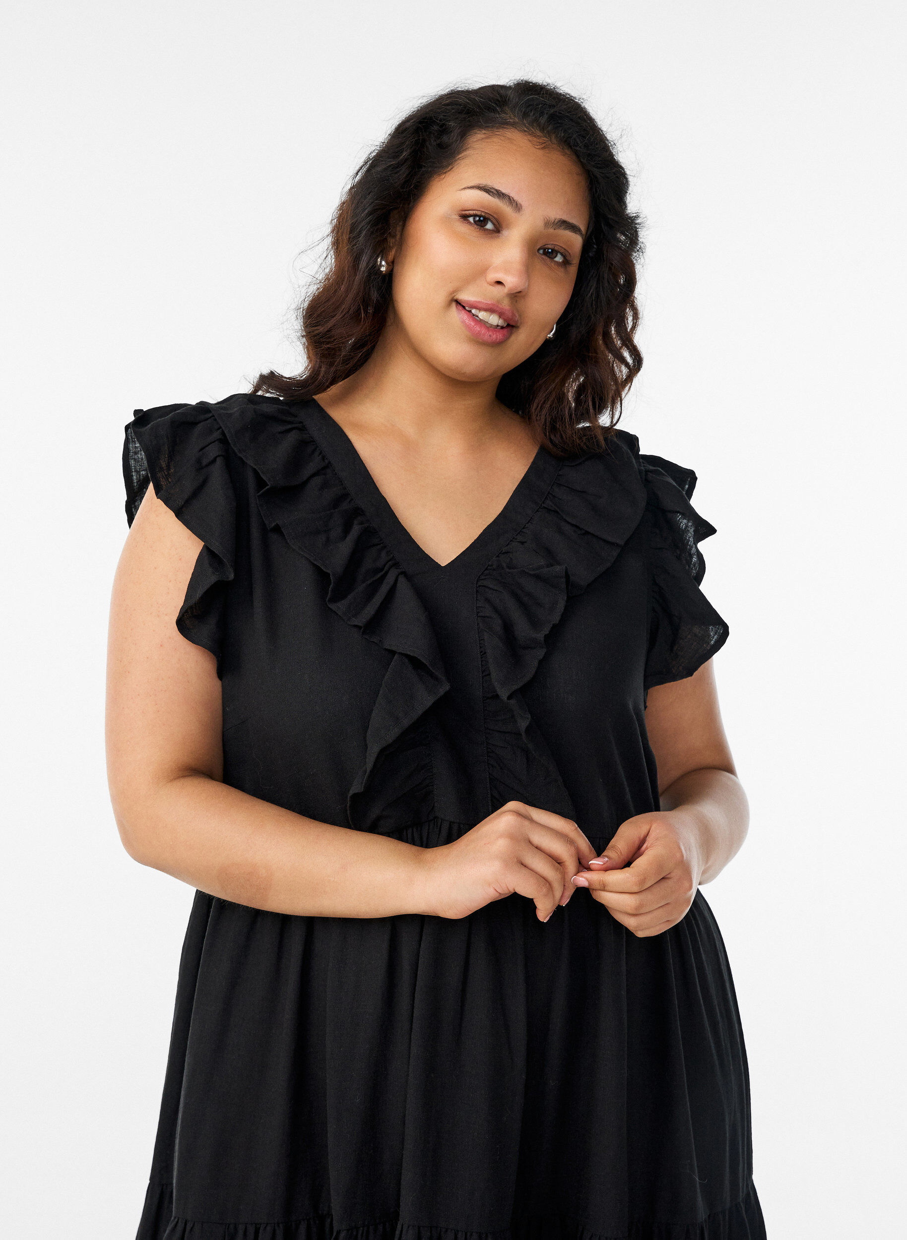 Zizzi Sukienka midi bez rekaw&oacute;w z lnu i wiskozy z falbankami, Czarne, Model image number 2