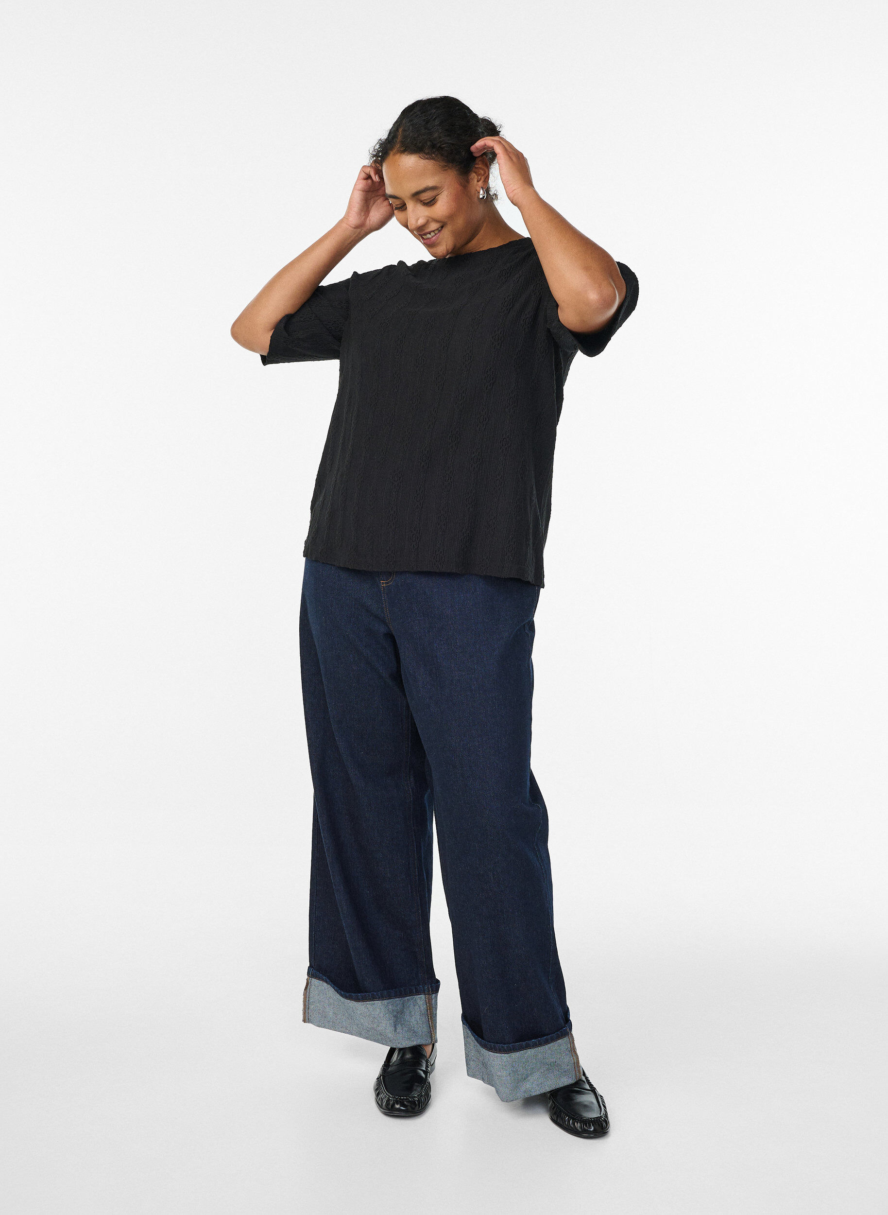 Zizzi Bluzka z fakturowanym wzorem i kr&oacute;tkim rekawem, Czarne, Model image number 1